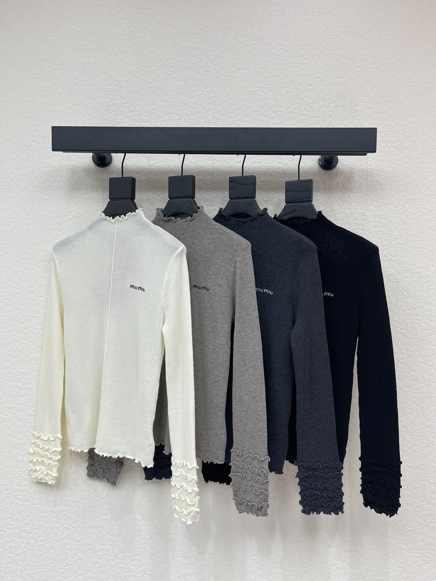 NO:628424,MiuMi*25 new autumn and winter lace knitted bottoming long sleeves!  Customized wool knitted material, stretchy and comfortable, delicate and soft, round neck and long sleeves, collar, cuffs and hem with ear-shaped edges, elegant and sweet, embroidered letter logo on the chest, embodying exquisite wear, ready-to-wear, thin, stretchy and stylish, slim fit, suitable for body shape, the first choice for daily temperament and fashionable wear!  SML,,miumiu,alexander wang19860909MiuMi*25秋冬新款花边针织打底长袖！定制羊毛针织材质 弹力舒适 细腻柔软 圆领长袖裁剪 领口袖口衣摆木耳边造型 优雅甜美 胸前刺绣字母徽标点缀 体现精致穿搭 成衣轻薄弹力有型 修身版型 贴合身形 日常气质时尚穿搭首选！SML,,miumiu,alexander wang,Women's clothing