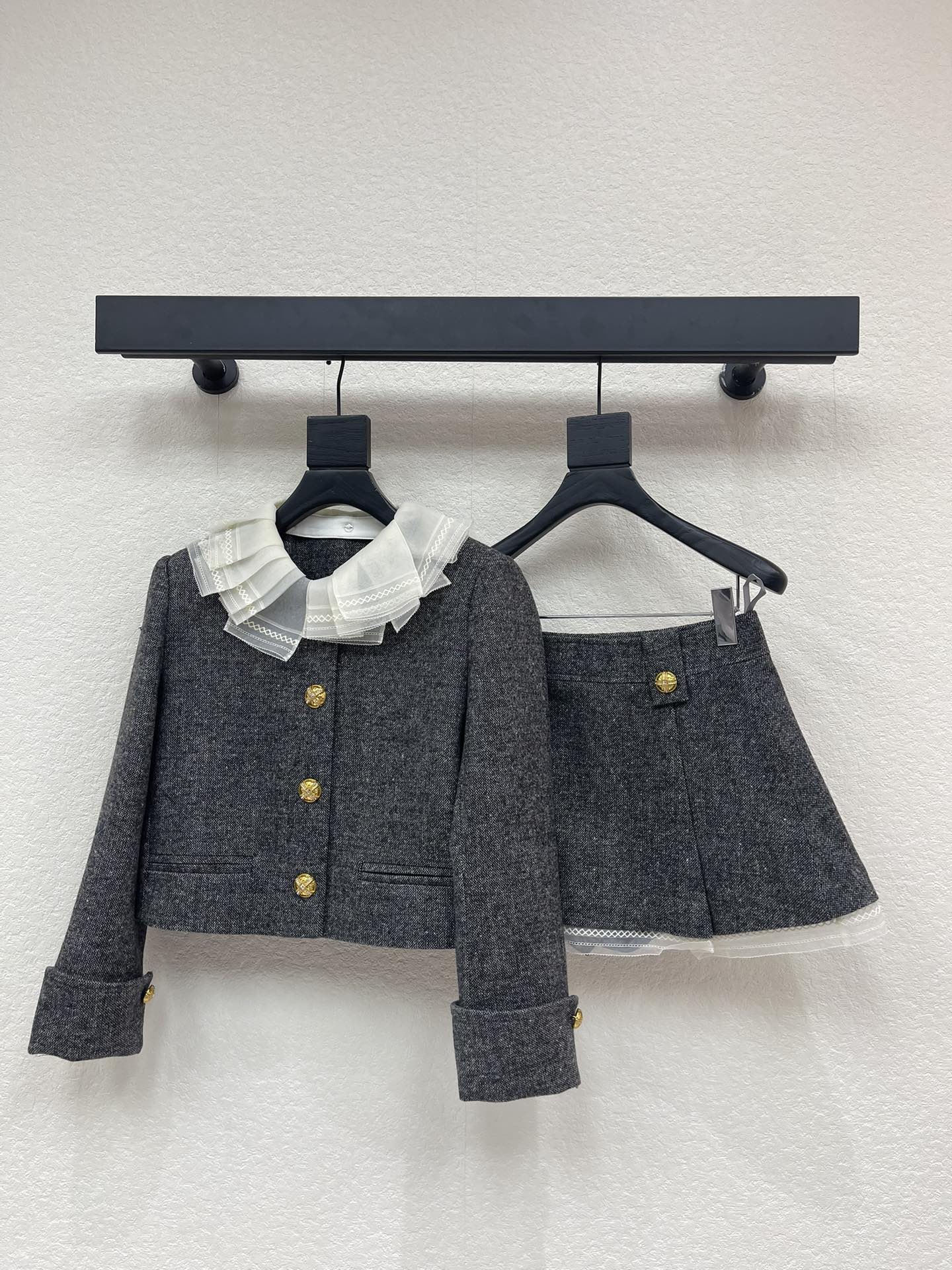 NO:626206,Jacket, skirt, Lefam*25 new autumn and winter new retro palace style doll collar jacket + A-line short skirt suit. Korean style daughter-in-law style is perfectly grasped at the boundary of delicacy and elegance. The floral gray textured fabric has its own high-end nobility, and the lace adds a sense of femininity. The whole atmosphere is full of celebrities SML,,skirts,jackets & coats,alexander wang19860909外套 半裙Lefam*25秋冬新品复古宫廷风娃娃领外套+A字摆短款半裙套装 在精致与优雅的结界里韩系千金风狠狠拿捏 花灰色肌理感面料自带高级贵气 蕾丝花边又添了份柔美感 一整个把名媛氛围感拉满 SML,,skirts,jackets & coats,alexander wang,Women's clothing