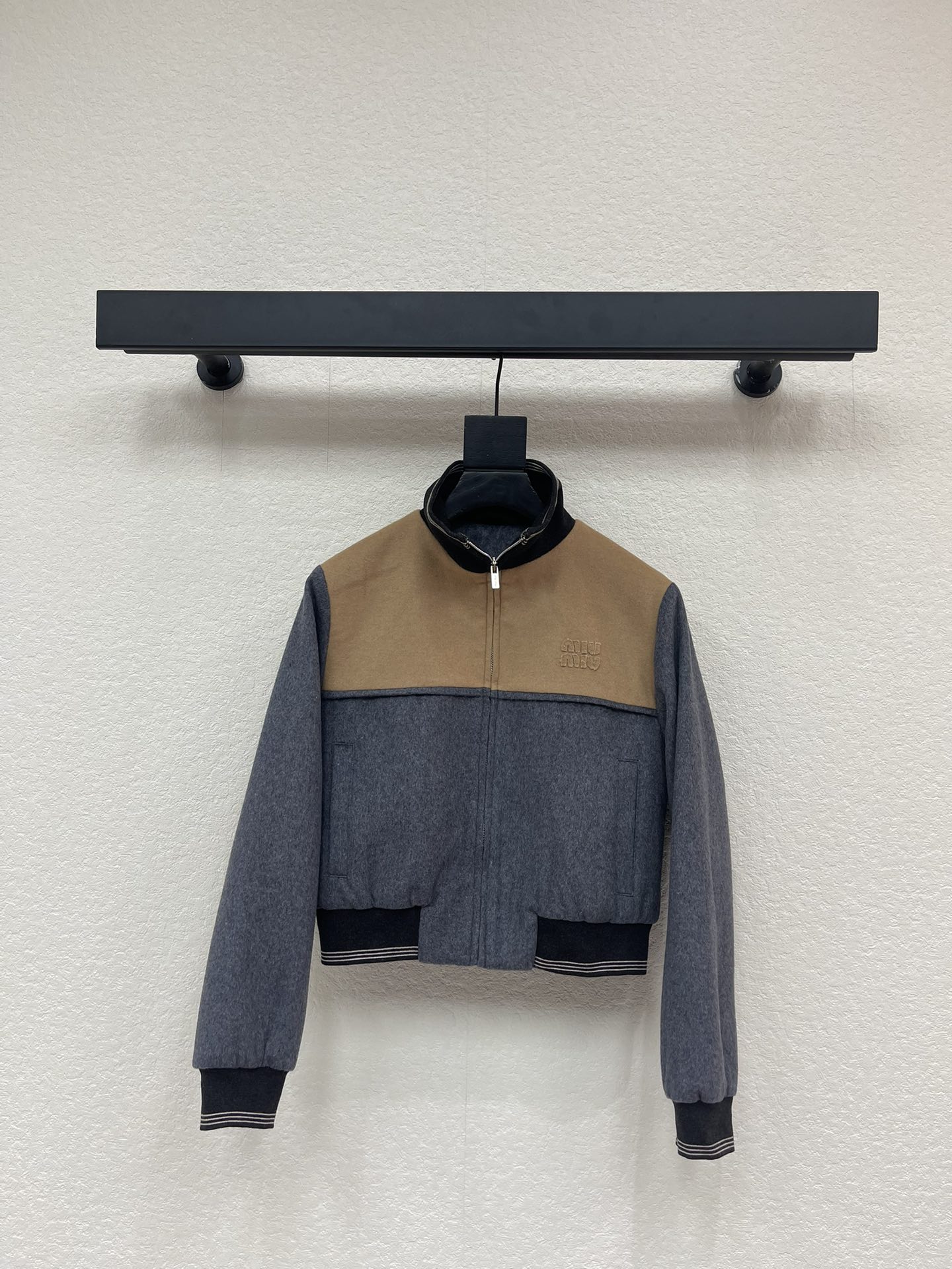 NO:629896,Miumi*25 new autumn and winter wool color-blocked letter stand collar jacket. Customized YB wool material, obvious texture, high-grade texture, multiple washing processes, more warm and comfortable to wear, lapel zipper jacket cutting, fashionable and casual, contrasting stitching on the chest, one side is decorated with three-dimensional letter logo, the brand style is instantly improved, daily casual wear guide, relaxed and fashionable. SML,,miumiu,jackets & coats,jackets & coats,alexander wang19860909Miumi*25秋冬新款羊毛拼色字母立领夹克外套.定制YB羊毛材质,肌理明显,质感高级,多重水洗工艺处理,穿搭更为保暖舒适,翻领拉链外套裁剪,时髦休闲,胸前上下拼接撞色,单侧饰以立体字母徽标,品牌格调瞬间提升,日常休闲穿搭指南,松弛时髦.SML,,miumiu,jackets & coats,jackets & coats,alexander wang,Women's clothing