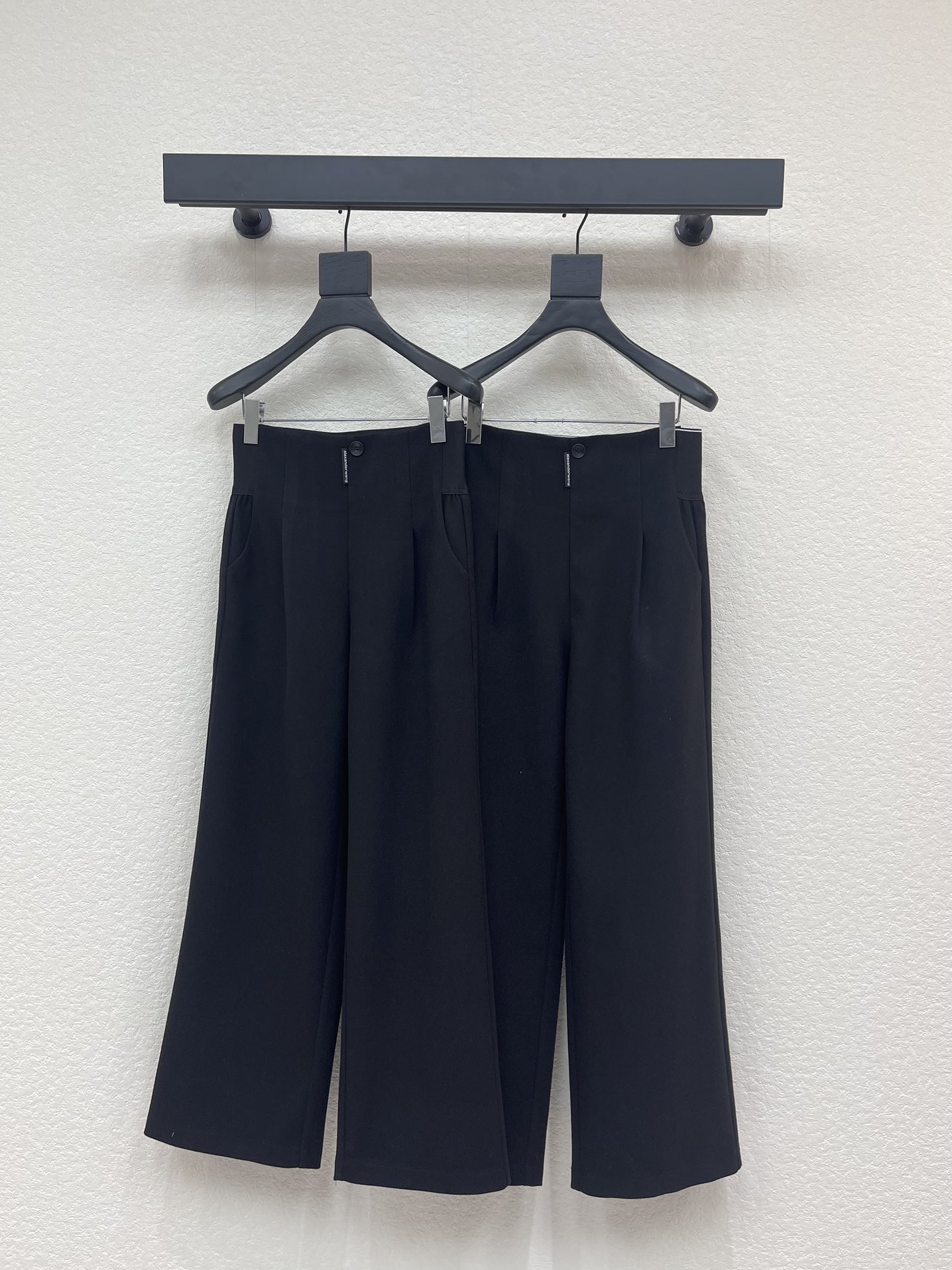 NO:628408,Alexander wan*'s new webbing high-waisted casual pants. Customized fabric. Exquisite letter decoration. Clear sense of layering. Simple yet fashionable. A must-have for experts. The high-waisted design not only makes you look slimmer, but also elongates the leg line, making your posture more elegant and straight. The timeless classic is definitely not to be missed. The crisp and neat aura is at your fingertips. The elastic waistband is extremely practical and perfect for comfort. SML,,alexander wang19860909Alexander wan*新款织带高腰休闲裤 订制面料 精致字母装饰 层次感分明 简洁不失时尚 达人必入 高腰设计不仅显瘦,还能拉长腿部线条,让身姿更加优雅挺拔 永恒经典是绝对不可错过的 干脆利落的气场信手拈来 弹力腰头实穿度极高 舒适度满分 SML,,alexander wang,Women's clothing