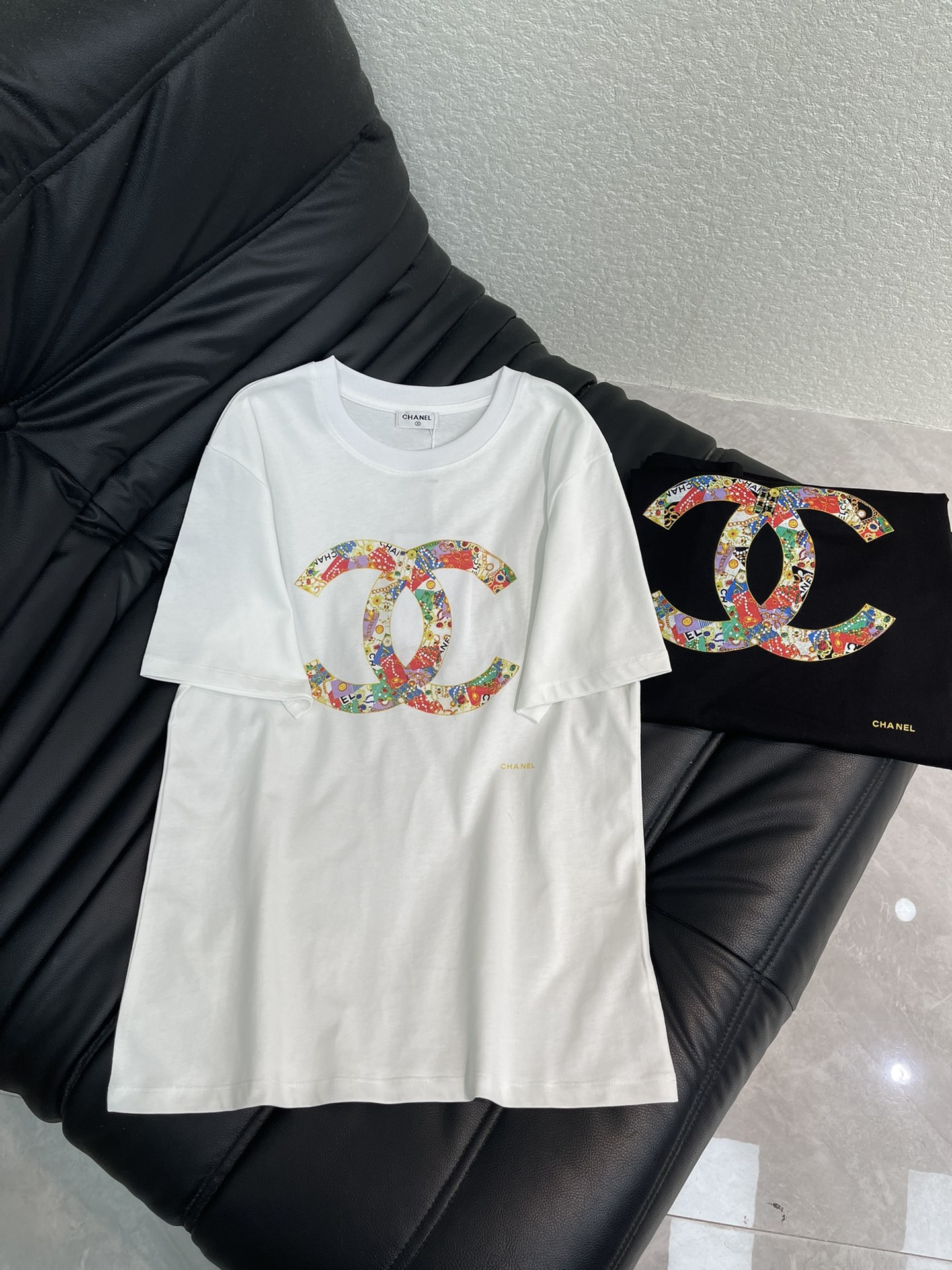 NO:629934,Chane*26 early spring new style classic double C printed round neck short-sleeved T-shirt with chain printed pattern. Elegant and artistic sense to enhance brand identity and fashionable and high-end sense. Create a personalized style, fashionable and relaxed. It is stylish and stylish when worn alone. SML, chanel, T-shirt, tees, t-shirt, alexander wang19860909Chane*26早春新款经典双C印花圆领短袖T恤 搭配链条印花图案 优雅艺术感加强品牌标识度时尚高级感立现 打造个性风格时髦松弛 单穿内搭都出彩时髦.SML,,chanel,T-shirt,tees，t-shirt,alexander wang,Women's clothing