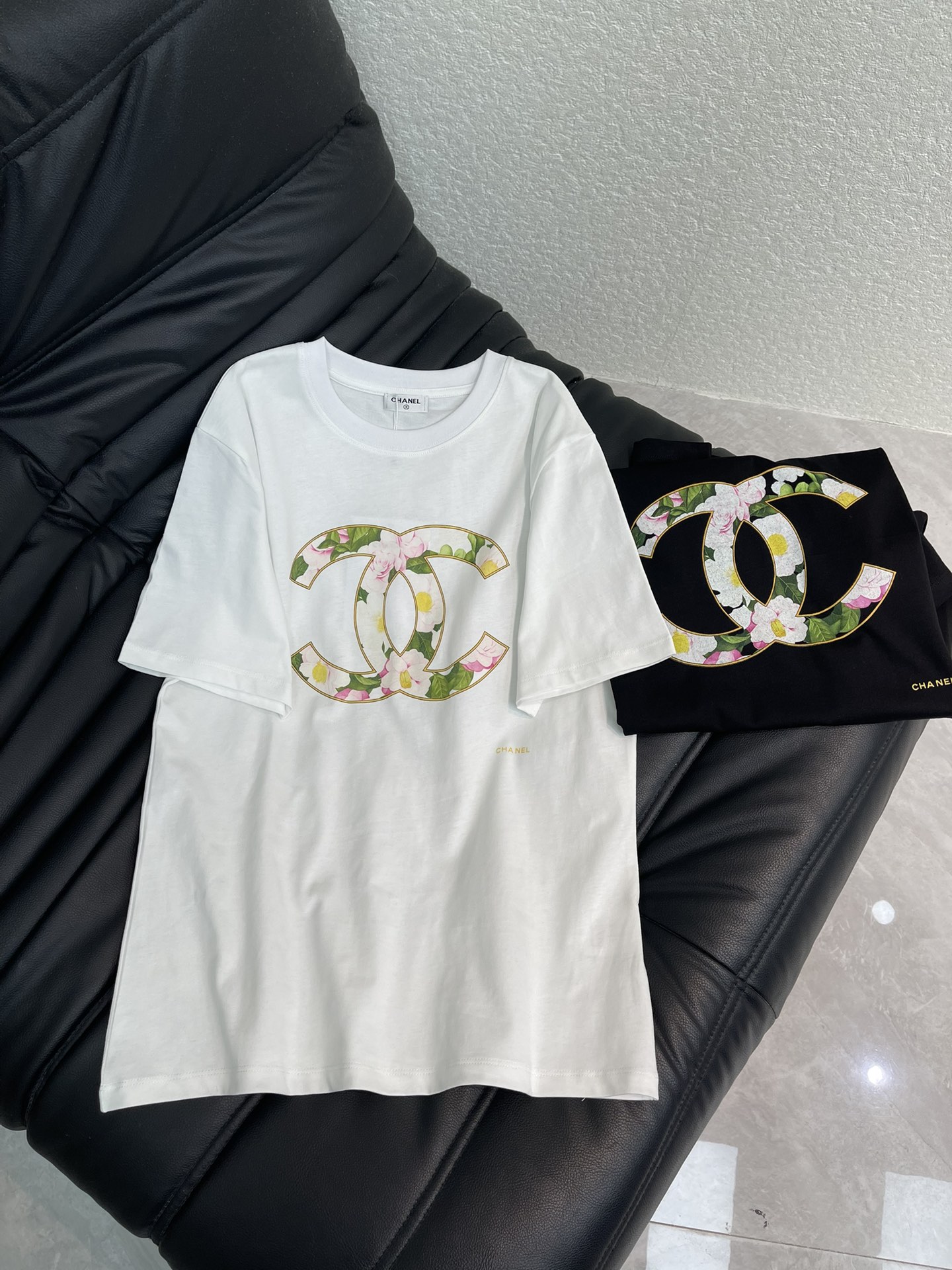 NO:629880,Chane*26 early spring new style classic double C printed round neck short-sleeved T-shirt with floral print pattern. Elegant and artistic sense strengthens the brand identity and makes the sense of fashion and high-end appear. Create a personalized style that is fashionable and relaxed. It is stylish and stylish when worn alone. SML, chanel, T-shirt, tees, t-shirt, alexander wang19860909Chane*26早春新款经典双C印花圆领短袖T恤 搭配花卉印花图案 优雅艺术感加强品牌标识度时尚高级感立现 打造个性风格时髦松弛 单穿内搭都出彩时髦.SML,,chanel,T-shirt,tees，t-shirt,alexander wang,Women's clothing