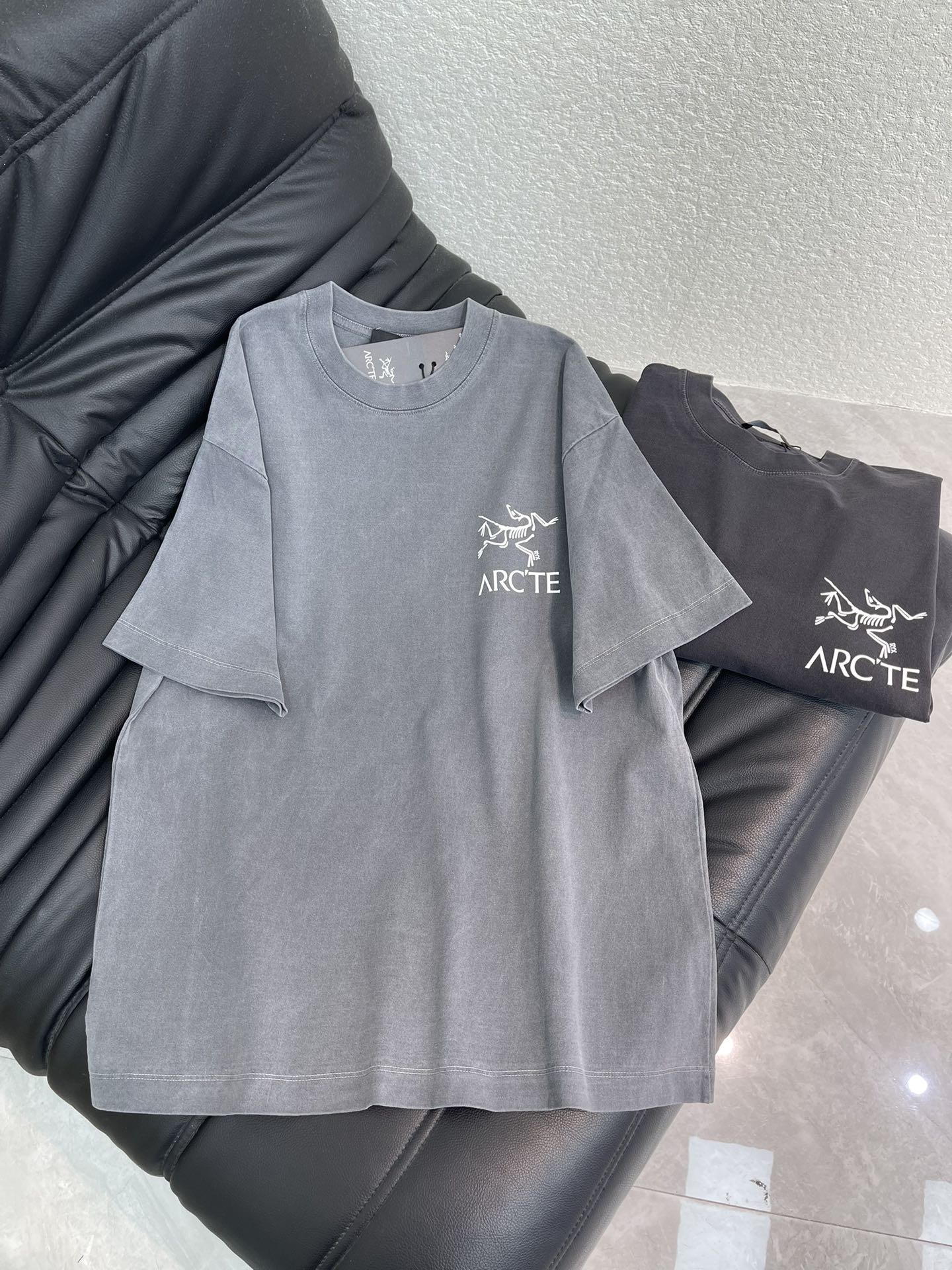 NO:628404,ARCTERY* Arc'teryx 26 new short-sleeved T-shirt in early spring. It is made of high-gram weight washed fabrics with complex craftsmanship. It is washed and aged to add personalized color matching. The full shape matching and colorful contrasting T-shirt design make them the focus of the street. These T-shirts not only have a sense of fashion. The colorful patterns are interesting and attractive. The upper body is slimmer and suitable for both men and women. Colors: washed gray, graphite black  Size S-XL,arc'teryx,T-shirt,tees,t-shirt,alexander wang19860909ARCTERY*始祖鸟26早春新款短袖T恤.采用高克重洗水面料,工艺复杂,用洗水做旧工艺,添加个性色彩搭配 ,十足的造型搭配和彩色形成鲜明对比效果的T恤设计,让他们成为街头焦点.这些T恤不仅具有时尚感.彩色图案,趣味又吸晴,上身显瘦穿搭,男女同款 颜色水洗灰,石墨黑 尺码S-XL,arc'teryx,T-shirt,tees，t-shirt,alexander wang,Women's clothing