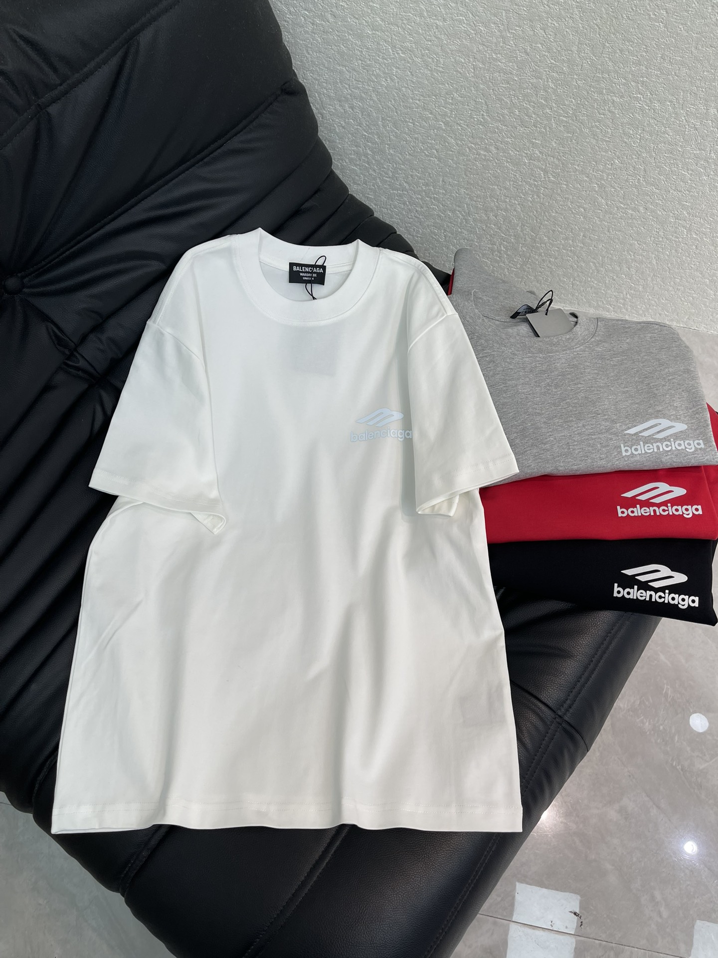 NO:628397,Balenciag*26 new early spring short-sleeved T-shirts. Made of high-weight washed fabrics, complex craftsmanship, and personalized color matching. The full shape matching and T-shirt design with sharp contrasting colors make them the focus of the street. These T-shirts are not only fashionable. Colorful patterns are fun and attractive, and the upper body is slimmer. Same style for men and women. Colors: black, white, red, gray. Sizes S-XL, balenciaga, T-shirt, tees, t-shirt, alexander  wang19860909Balenciag*26早春新款短袖T恤.采用高克重洗水面料,工艺复杂,添加个性色彩搭配 ,十足的造型搭配和彩色形成鲜明对比效果的T恤设计,让他们成为街头焦点.这些T恤不仅具有时尚感.彩色图案,趣味又吸晴,上身显瘦穿搭,男女同款 颜色黑色、白色、红色、灰色 尺码S-XL,,balenciaga,T-shirt,tees，t-shirt,alexander wang,Women's clothing