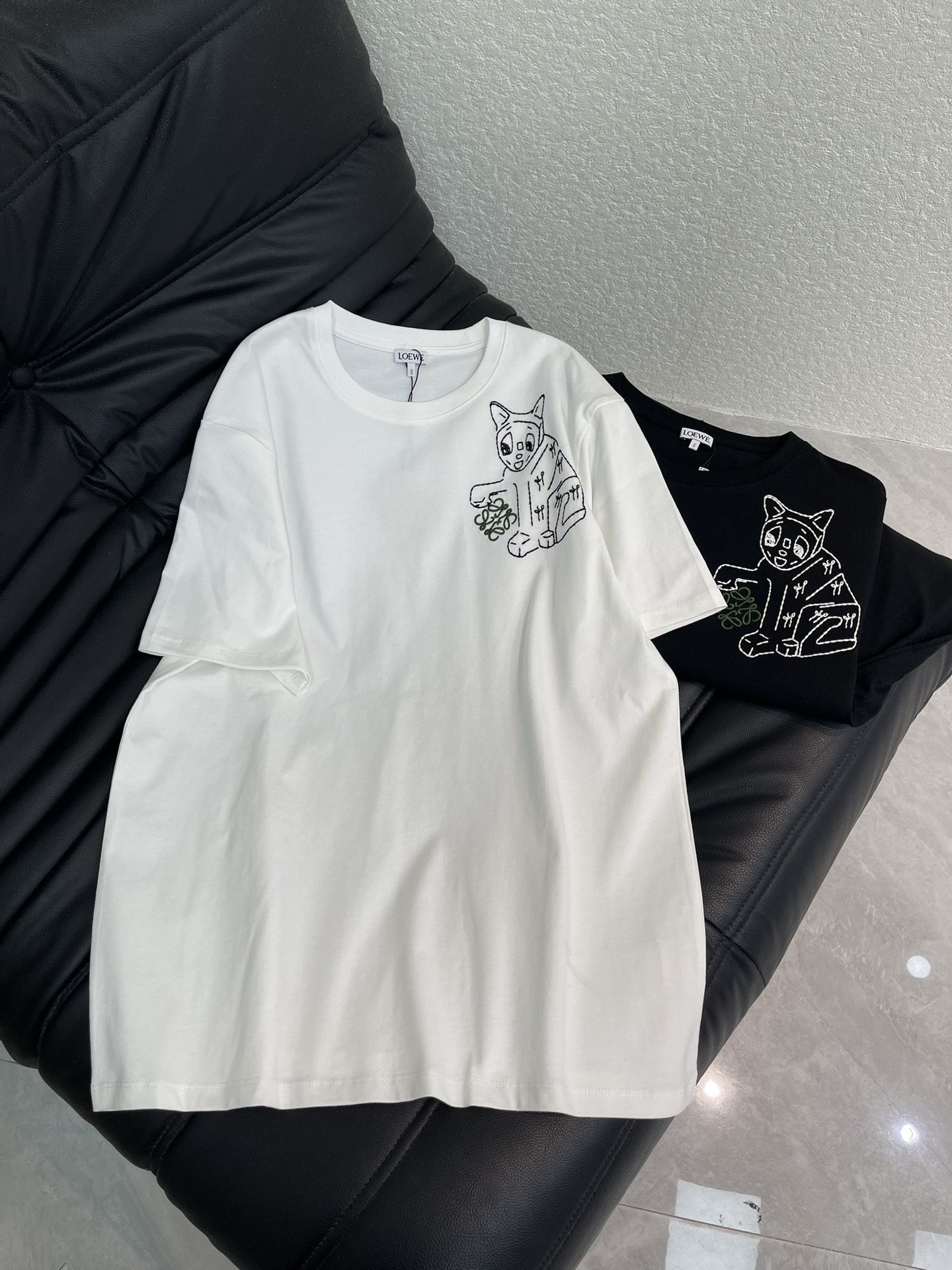 NO:629920,Loew*26 new early spring co-branded cat short-sleeved T-shirt. The cat embroidery on the chest is inspired by Wain's paintings. The lines are soft and full of childlike interest. The oversize loose version can be easily controlled by both men and women. It is comfortable and breathable to wear. It is OK to wear alone in spring and summer or as an inner layer in autumn and winter. A must-have for cat lovers and fashion lovers! Two colors SML, loewe, versace, T-shirt, tees, t-shirt, alexander wang19860909Loew*26早春新款联名猫咪短袖T恤 胸前猫咪刺绣灵感来自Wain的画作 线条柔和 童趣满满心 Oversize宽松版型 男女都能轻松驾驭 穿着舒适又透气 春夏单穿或秋冬内搭都很OK 猫控和时尚爱好者必入!两个色SML,,loewe,versace,T-shirt,tees，t-shirt,alexander wang,Women's clothing