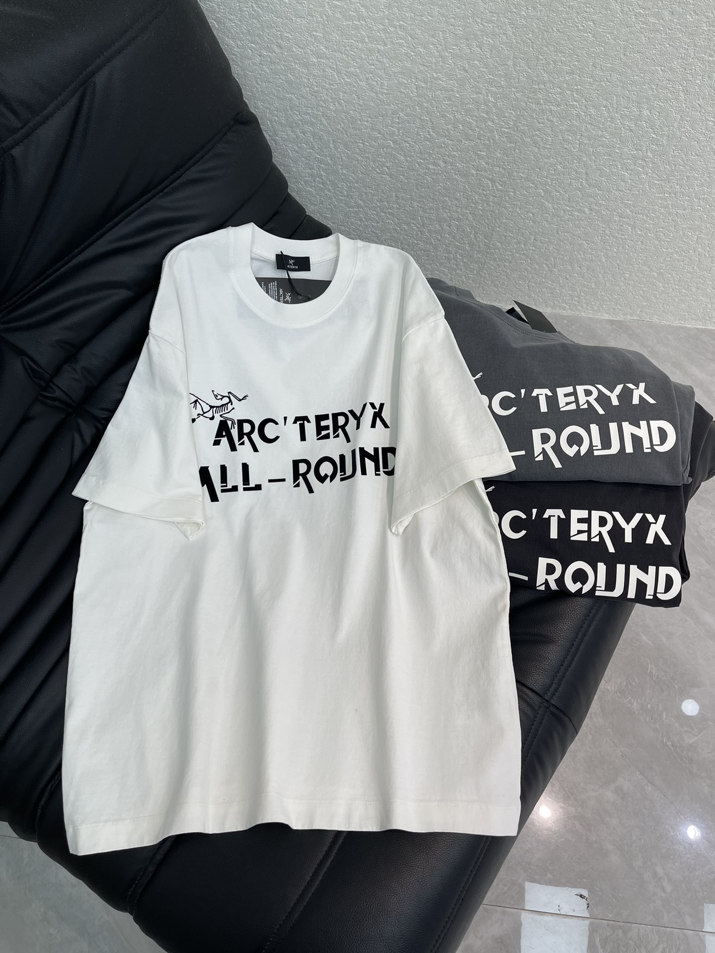 NO:628386,ARCTERY* Arc'teryx 26 new short-sleeved T-shirt in early spring. It is made of high-gram weight washed fabrics with complex craftsmanship. It is washed and aged to add personalized color matching. The full shape matching and colorful contrasting T-shirt design make them the focus of the street. These T-shirts are not only fashionable. Colorful patterns are interesting and attractive. The upper body is slim and easy to wear. The same style for men and women. Colors: white, gray, black  Size S-XL,arc'teryx,T-shirt,tees,t-shirt,alexander wang19860909ARCTERY*始祖鸟26早春新款短袖T恤.采用高克重洗水面料,工艺复杂,用洗水做旧工艺,添加个性色彩搭配 ,十足的造型搭配和彩色形成鲜明对比效果的T恤设计,让他们成为街头焦点.这些T恤不仅具有时尚感.彩色图案,趣味又吸晴,上身显瘦穿搭,男女同款 颜色白色、灰色、黑色 尺码S-XL,arc'teryx,T-shirt,tees，t-shirt,alexander wang,Women's clothing