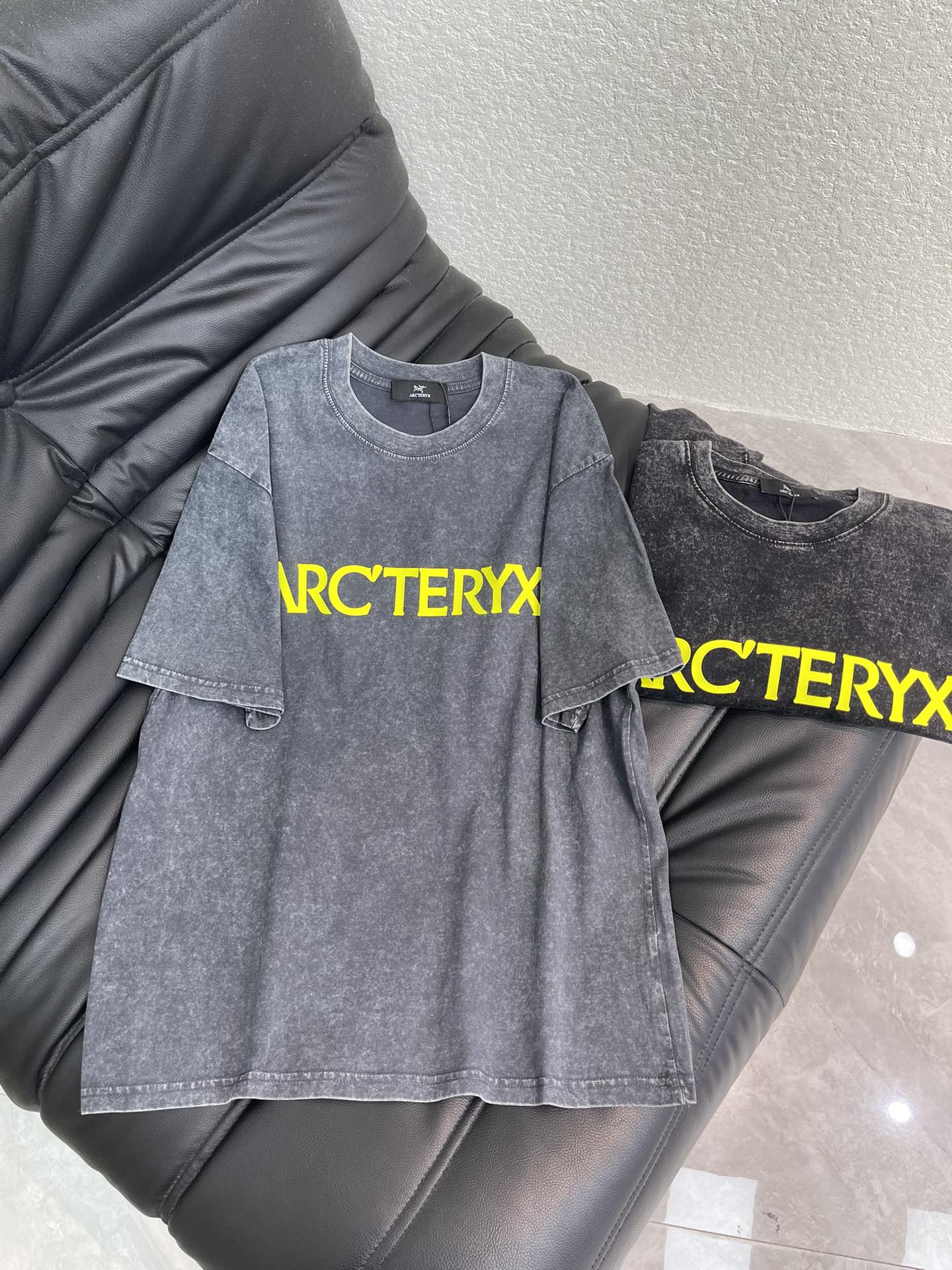 NO:628411,ARCTERY* Arc'teryx 26 new short-sleeved T-shirt in early spring. It is made of high-gram weight washed fabrics with complex craftsmanship. It is washed and aged to add personalized color matching. The full shape matching and colorful contrasting T-shirt design make them the focus of the street. These T-shirts not only have a sense of fashion. The colorful patterns are interesting and attractive. The upper body is slimmer and suitable for both men and women. Colors: washed gray, graphite black  Size S-XL,arc'teryx,T-shirt,tees,t-shirt,alexander wang19860909ARCTERY*始祖鸟26早春新款短袖T恤.采用高克重洗水面料,工艺复杂,用洗水做旧工艺,添加个性色彩搭配 ,十足的造型搭配和彩色形成鲜明对比效果的T恤设计,让他们成为街头焦点.这些T恤不仅具有时尚感.彩色图案,趣味又吸晴,上身显瘦穿搭,男女同款 颜色水洗灰,石墨黑 尺码S-XL,arc'teryx,T-shirt,tees，t-shirt,alexander wang,Women's clothing