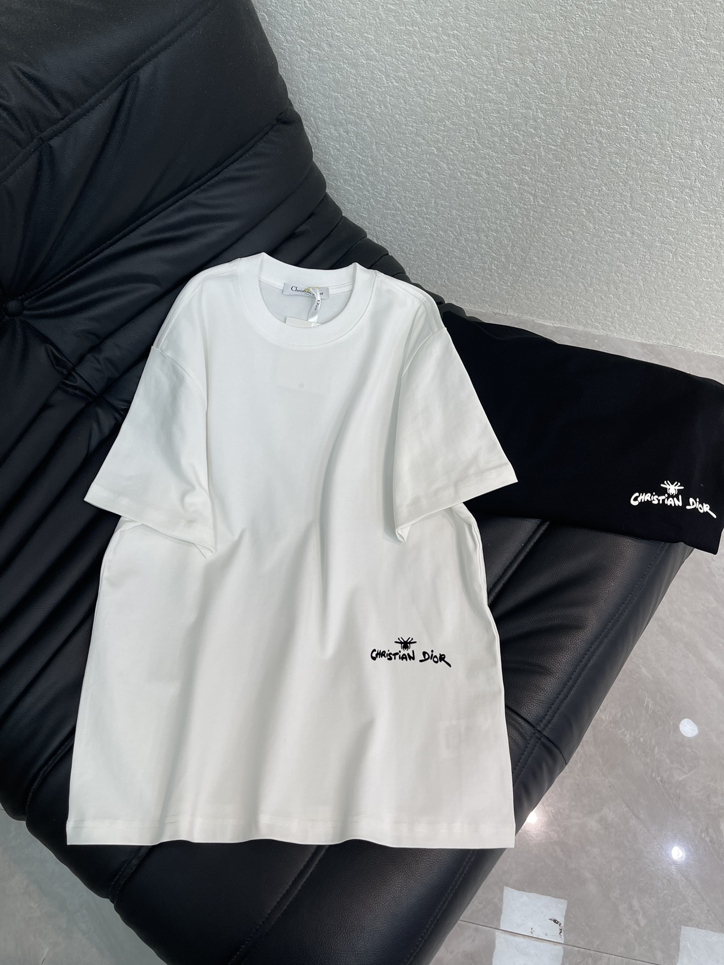 NO:628392,Dio*26 new early spring short-sleeved T-shirts. Made of high-weight washed fabrics, complex craftsmanship, and personalized color matching. The full shape matching and colorful contrasting T-shirt designs make them the focus of the street. These T-shirts are not only fashionable. Colorful patterns are fun and attractive, and the upper body is slimmer. Same style for men and women. Colors: white, black. Sizes S-XL, dior, T-shirt, tees, t-shirt, alexander wang19860909Dio*26早春新款短袖T恤.采用高克重洗水面料,工艺复杂,添加个性色彩搭配 ,十足的造型搭配和彩色形成鲜明对比效果的T恤设计,让他们成为街头焦点.这些T恤不仅具有时尚感.彩色图案,趣味又吸晴,上身显瘦穿搭,男女同款 颜色白色、黑色 尺码S-XL,,dior,T-shirt,tees，t-shirt,alexander wang,Women's clothing