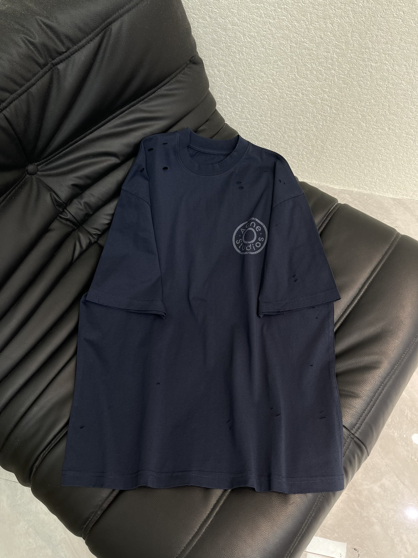 NO:629879,Acne  studio*26 new early spring round neck hole printed logo short-sleeved T-shirt. Customized YB native cotton material, breathable and comfortable, full of texture, loose short-sleeved T-shirt cut, made of heavyweight pure cotton, full of drape, showing a slim and fashionable effect  , The printing process on the chest side outlines the iconic letter circular logo, and the irregular hole details collide with the layers to strengthen the brand identity, and the fashionable and high-end sense is immediately apparent, creating a personalized style, fashionable and relaxed, and stylish when worn alone or worn inside. SML,,acne  studios,dior,T-shirt,tees,t-shirt,alexander wang19860909Acne studio*26早春新款圆领破洞印花徽标短袖T恤.定制YB原生全棉材质,透气舒适,质感十足,宽松短袖T恤裁剪,采用克重纯棉制成,垂坠感十足,呈现显瘦时尚穿搭效果,胸侧印花工艺,勾勒出标志性字母圆形徽标,配合不规则破洞细节碰撞层次,加强品牌标识度,时尚高级感立现,打造个性风格,时髦松弛,单穿内搭都出彩时髦.SML,,acne studios,dior,T-shirt,tees，t-shirt,alexander wang,Women's clothing