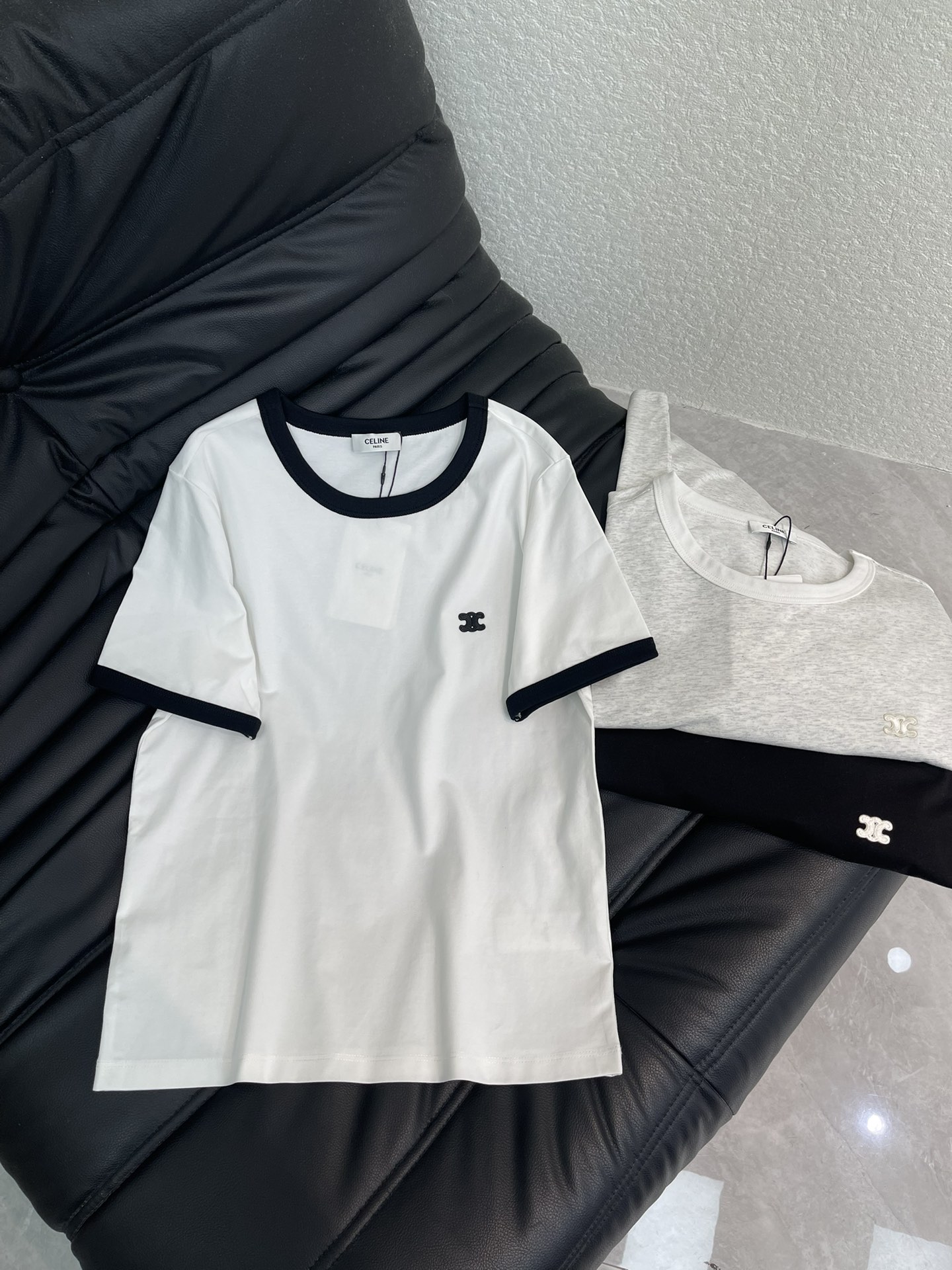 NO:628447,Celin*26 new early spring new contrast collar Arc de Triomphe embroidered round neck short-sleeved T-shirt. The fabric is made of 190g Dupont Salona fabric, mercerized, soft and delicate to the touch, skin-friendly and soft, comfortable stretch recovery, good moisture absorption and perspiration, not easy to wrinkle, slim fit to show your figure, high-quality craftsmanship showing letter pattern decoration, retro and fashionable, loose fit, not picky about body shape, versatile and evergreen, quality depends on the details!  Spot SML,,celine,T-shirt,tees,t-shirt,alexander wang19860909Celin*26早春新款撞色领凯旋门刺绣圆领短袖T恤 面料采用190g杜邦索罗娜面料 丝光处理 手感柔软细腻 亲肤柔软 舒适的拉伸回复性好 良好的吸湿排汗性强 不易皱 修身版型特显身材 高品质工艺呈现出字母图案装饰 复古时髦 宽松版型 不挑身材 百搭常青款 品质看细节！现货SML,,celine,T-shirt,tees，t-shirt,alexander wang,Women's clothing