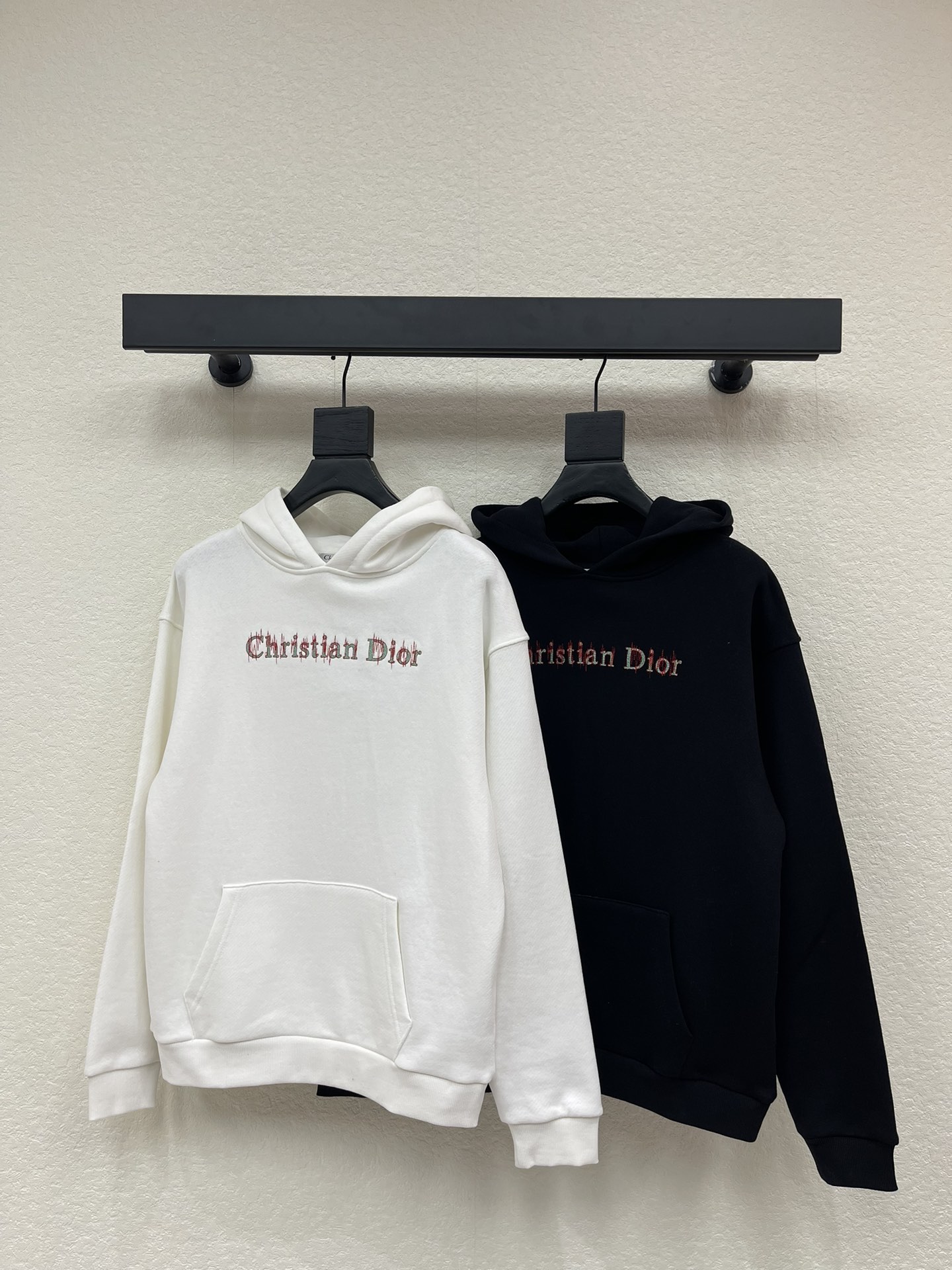 NO:628418,Dio*'s new classic hooded sweatshirt. Clean cut, dropped shoulders and a loose and lazy fit. The fabric is thick and wide and stylish. The elastic thread design on the cuffs allows for a variety of wear. It is loose, comfortable and non-restrictive, and full of casual and cool style. The version is versatile and easy to wear, has its own effects, is loved by fashionistas, and is both comfortable and stylish!  SML A,,dior,hoodie,sweatshirts,hats,alexander wang19860909Dio*新款经典带帽卫衣.干净利落的裁剪,落肩宽松慵懒版型 面料厚实挺阔有型,袖口弹力螺纹设计 多种穿搭 宽松舒适无束缚感,满满的随性酷辣风.版型百搭好穿,自带效果,时髦精的大爱,舒适有型两不误！SML A,,dior,hoodie,sweatshirts,hats,alexander wang,Women's clothing