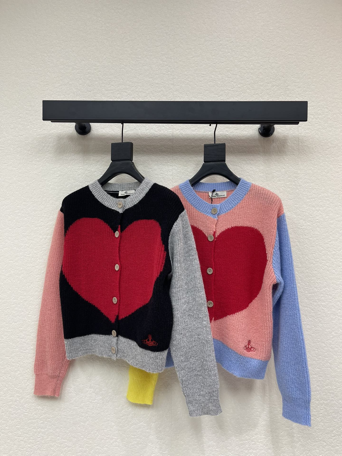 NO:628432,VivieneWestwoo*25 new autumn and winter style color-blocked round neck knitted long-sleeved cardigan!  Customized wool yarn weaving, high-end texture, comfortable and soft, round neck long-sleeved cardigan cut, dense knitting to keep out the cold and wind, contrasting love heart pattern on the chest is eye-catching, matched with the color matching on the sleeves and arms, embroidered logo on the hem easily highlights the brand tone, making autumn and winter outfits more cute and playful, straight shoulder loose version, tolerant of body shape, fashionable and casual!  SML,,alexander wang19860909VivieneWestwoo*25秋冬新款西太后拼色圆领针织长袖开衫！定制羊毛纱线织造 质感高级 舒适柔软 圆领长袖开衫剪裁 密实针织御寒防风 胸前撞色爱心图案吸睛满分 配合袖臂拼色呼应 衣摆刺绣徽标 轻松彰显品牌调性 让秋冬穿搭更可爱俏皮 正肩款宽松版型 包容身形穿搭时髦休闲！SML,,alexander wang,Women's clothing