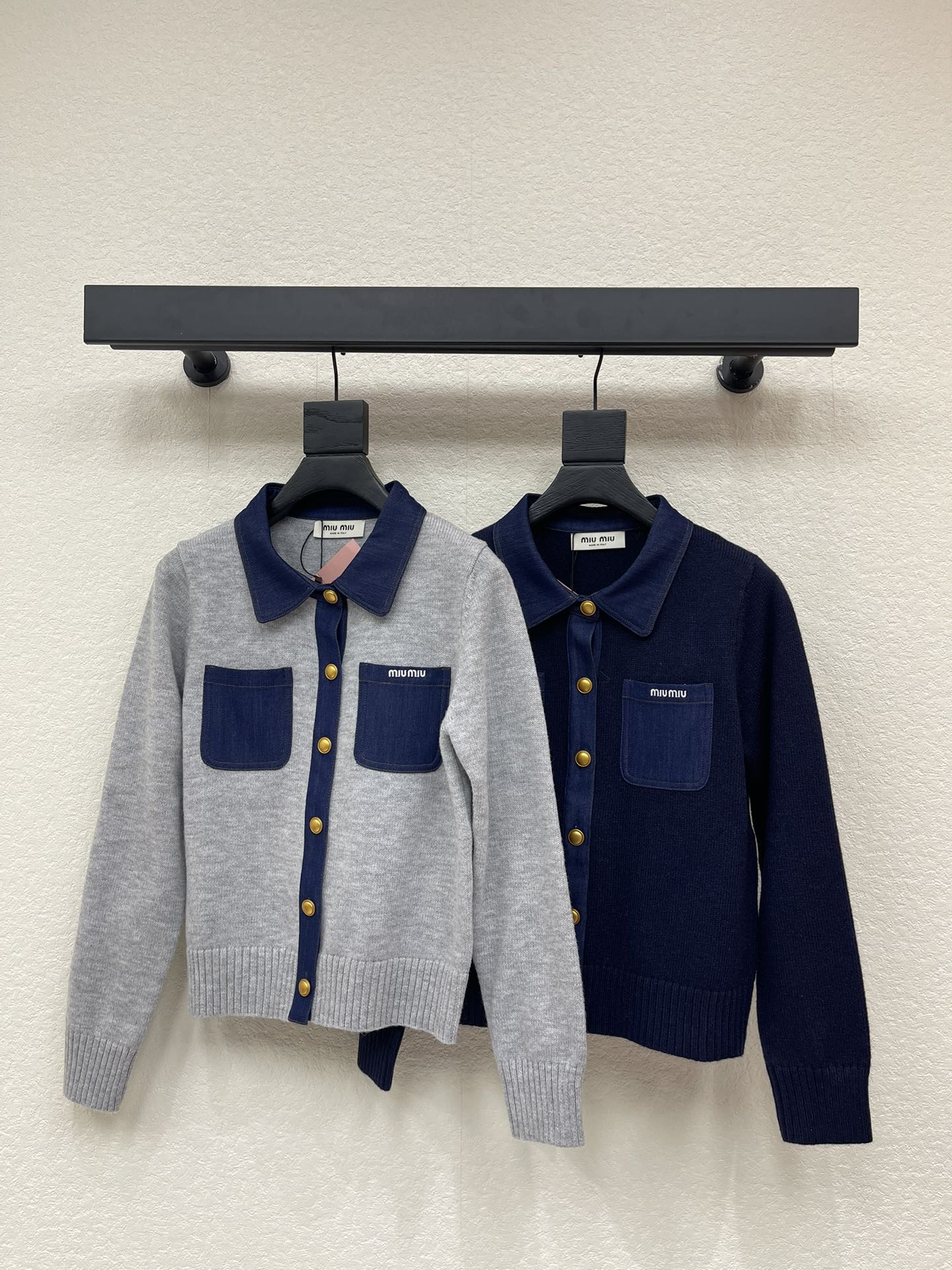 NO:628440,MiuMi*25 new contrast color lapel long-sleeved knitted cardigan for autumn and winter!  Customized wool yarn weaving has a delicate texture and is comfortable and skin-friendly. The lapel knitted cardigan version has an all-over fine crochet texture design. The contrast stitching of the lapels creates a sense of layering. The contrasting double pockets on the chest are embellished with the iconic brand letter logo to highlight your personality and highlight the overall look of the outfit. It has a light, luxurious and fashionable temperament!  SML,,miumiu,alexander wang19860909MiuMi*25秋冬新款撞色翻领长袖针织开衫！定制羊毛纱线织造 质感细腻 舒适亲肤 翻领针织开衫版型 通体细密钩织纹理设计 翻领撞色拼接 形成层次感 胸口撞色双口袋以标志性品牌字母徽标刺绣点缀 彰显个性 凸显穿搭整体感 轻奢时髦气质！SML,,miumiu,alexander wang,Women's clothing