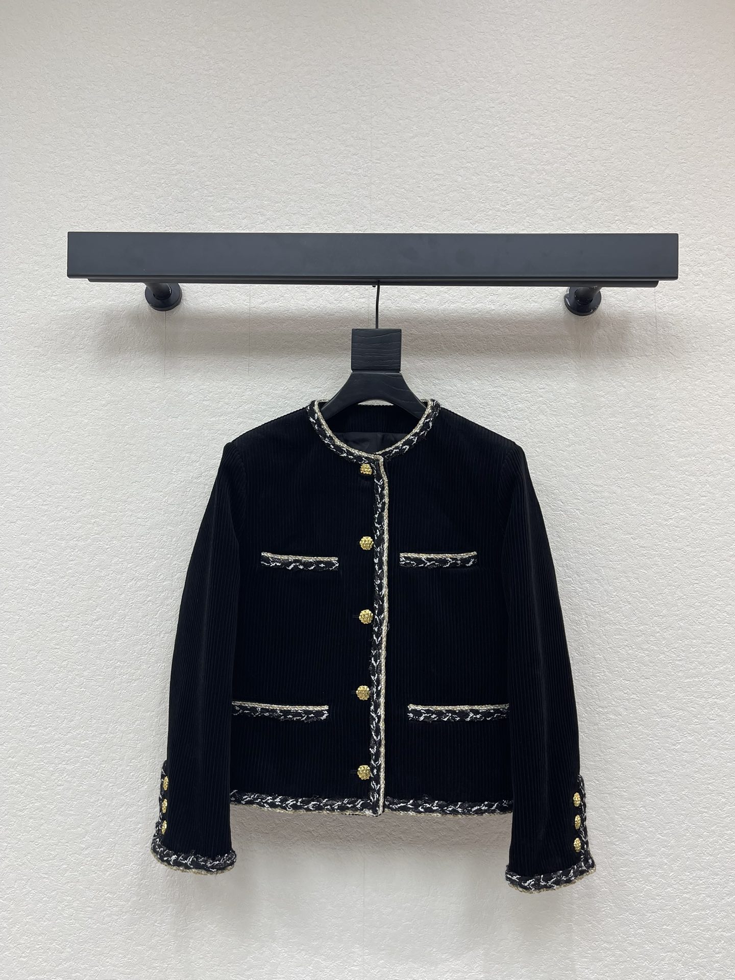 NO:626212,Chane*25 autumn and winter new product Jennie's same style two-color webbing splicing decorative jacket. Striped velvet fabric is super luxurious. A whole elegant look. Made of wide strips of velvet fabric. Heavy two-color webbing trim. Handmade chain and camellia lining inside. The details are in place. A must-have for elegant wear. SML,,chanel,jackets & coats,alexander wang19860909Chane*25秋冬新品Jennie同款双色织带拼接装饰外套 条纹丝绒面料超级贵气 一整个气质感的Look 采用宽条丝绒面料 重磅双色织带镶边 内里手工链条和山茶花内衬 细节很到位 气质穿搭必备 SML,,chanel,jackets & coats,alexander wang,Women's clothing