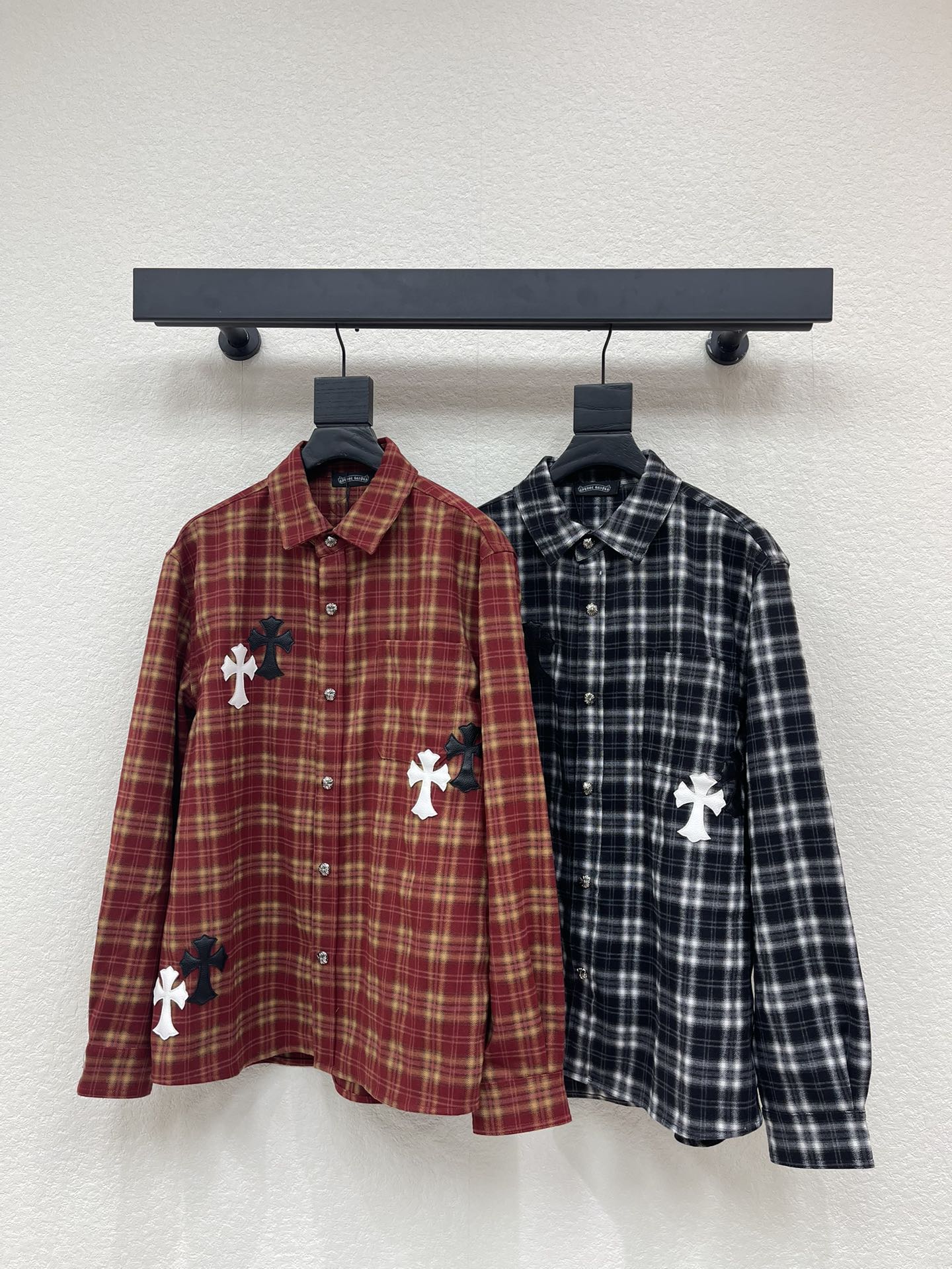 NO:629897,Croxin 25 new heavy-duty leather plaid shirt. High-quality pure cotton jacquard plaid fabric, soft and comfortable to the touch, a very high-quality fabric!  The style is fashionable, simple and elegant, and it is a very versatile jacket!  Same style for men and women!  SML,,chrome hearts,jackets & coats,shirts,alexander wang19860909克罗心25新款重工贴皮格子衬衫.高品质纯棉提花格纹面料,手感柔软舒适,非常优质的一款面料！版型时尚简约大气,非常百搭的一款外套！男女同款！SML,,chrome hearts,jackets & coats,shirts,alexander wang,Women's clothing