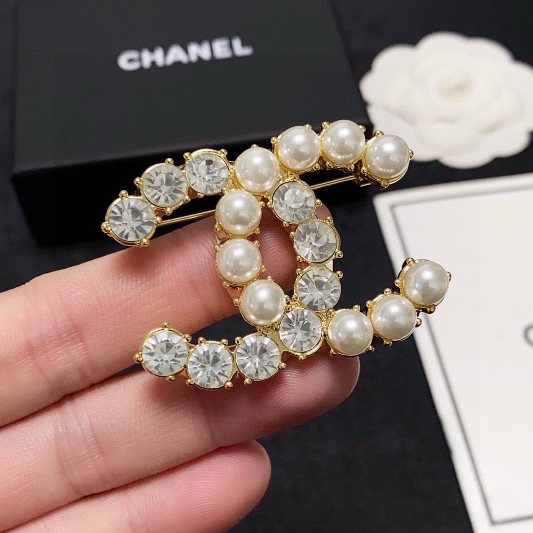 NO:642010,CHANEL Xiaoxiang counter's new Chanel brooch inlaid with pearls and diamonds is the accessory that best understands women. Women who devote all their efforts to being themselves tend to cherish the meaning of the brooch more. Ms. Chanel pinned the brooch on her hat and told the fashionable ladies who imitated her that 'brooches are very practical. They can be pinned on suit collars, pockets, hats, belts or evening dresses. Boutique jewelry, chanel, chanel, business  suit, brooch, breastpin, hats19860909CHANEL小香 专柜新款镶珍珠、钻香奈儿胸针,是最懂女人的饰物.那些倾注了全部心血去做自己的女人,往往更珍惜胸针的意义.香奈儿女士把胸针别在帽子上,并告诉那些模仿她的时髦女士们[胸针可是非常实用,它可以别在西装领上、口袋上、帽子上、腰带上或者是晚礼服上,饰品精品,chanel,chanel,business suit,brooch，breastpin,hats,Jewelry
