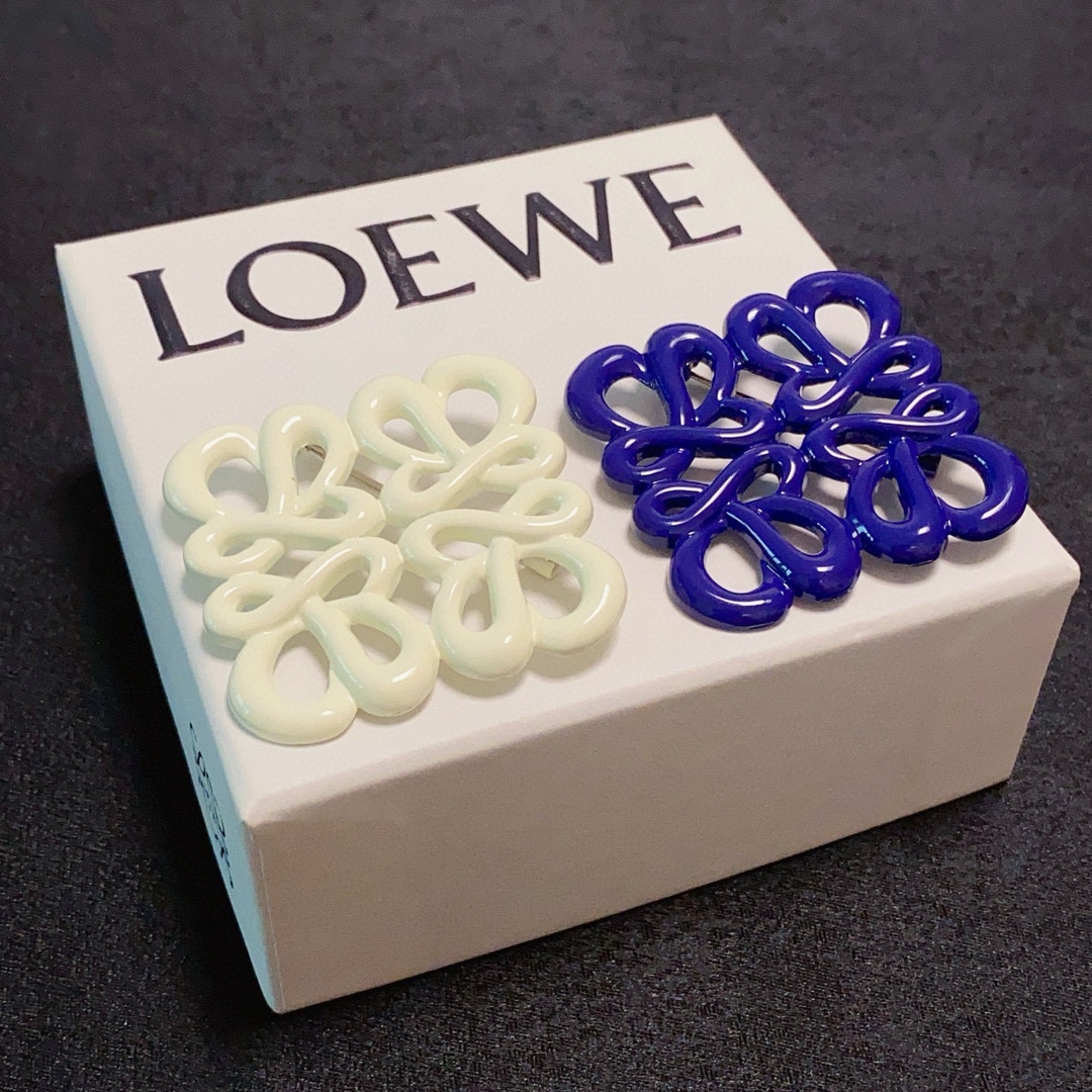 NO:642011,LOEWE Loewe's new color square brooch, milky white and cyan, has a perfect sense of luxury. It has a simple sense of lines. It is super high-end when paired with suits and coats. It can be easily matched with bags, clothing, and T-shirts. Love it, jewelry boutique, loewe, loewe, tees, t-shirt, business suit, brooch, breastpin19860909LOEWE罗意威新款彩色正方形胸针奶白色和青色高级感满分 简单的线条感 搭配西装和大衣都超高级 包包衣物T恤都可以简单搭配 爱了爱了,饰品精品,loewe,loewe,tees，t-shirt,business suit,brooch，breastpin,Jewelry
