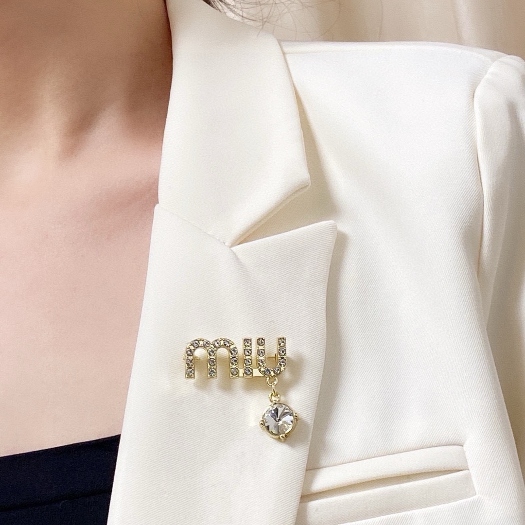 NO:642012,The new Miu Miu counter has a new small brooch, which is the accessory that best understands women. Those women who put all their efforts into being themselves tend to cherish the meaning of the brooch more. Ms. Miu Miu pinned the brooch on her hat and told the fashionable ladies who imitated her [Broches are very practical. They can be pinned on the collar of a suit, on a pocket, on a hat, on a belt or on an evening dress. Boutique jewelry, miumiu, business  suit, brooch, breastpin, hats19860909新款Miu Miu缪缪专柜新款同步上新小号胸针,是最懂女人的饰物.那些倾注了全部心血去做自己的女人,往往更珍惜胸针的意义.miumiu女士把胸针别在帽子上,并告诉那些模仿她的时髦女士们[胸针可是非常实用,它可以别在西装领上、口袋上、帽子上、腰带上或者是晚礼服上,饰品精品,miumiu,business suit,brooch，breastpin,hats,Jewelry