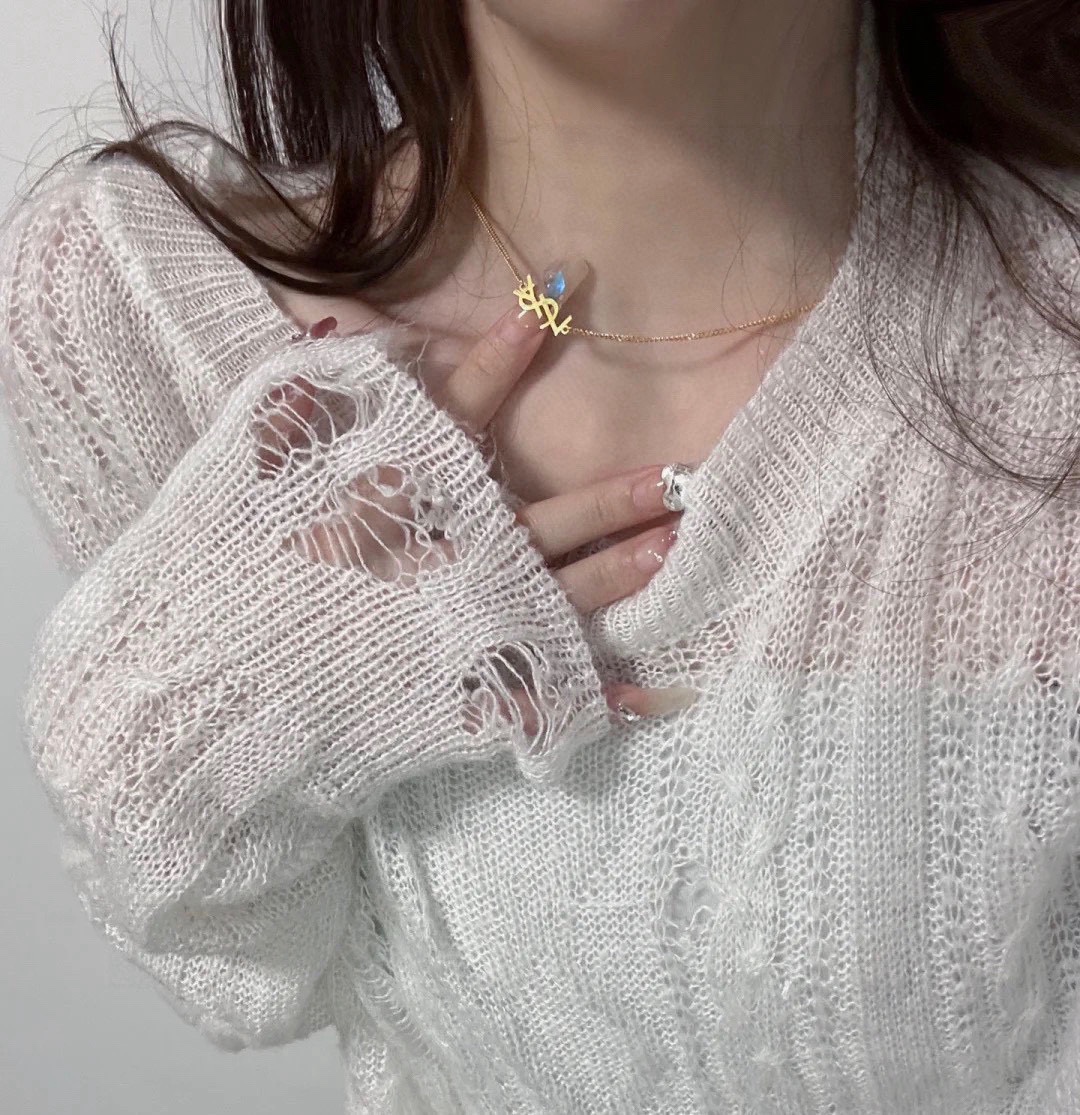 NO:642016,The latest YSL Yves Saint Laurent letter diagonal thin necklace with logo and original 14K imported stainless steel color-protected material. Yves Saint Laurent was founded in 1961. The elegant, abstract, bold and unique design style makes it one of the famous brands in the luxury fashion industry. Leading the exquisite, fashionable and novel French fashion style. High quality, fine jewelry, saint laurent, saint laurent, saint laurent, necklace19860909最新款YSL 圣罗兰字母斜戴式细项链尾标带logo原装14K进口精钢保色材质 Yves Saint Laurent 创立于1961年 优雅抽象大胆别致的设计风格使它成为奢华时尚界著名的品牌之一.引领精致、时尚、新颖的法国时尚风格.高品质,饰品精品,saint laurent,saint laurent,saint laurent,necklace,Jewelry