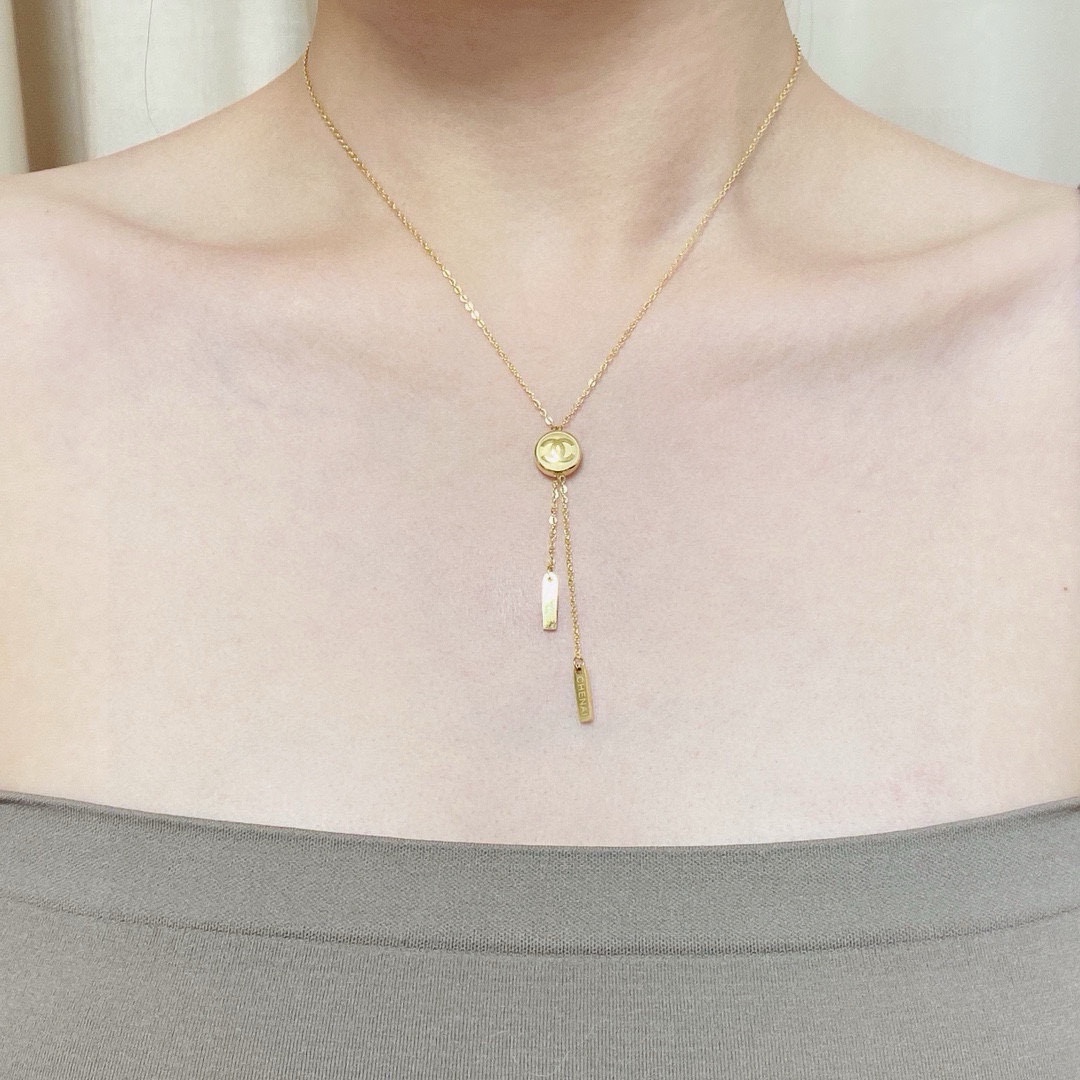 NO:642014,Chanel's latest necklace is super personalized, the versatile style is particularly amazing, the overall details are very surprising, and the design is full of sense. It not only brings out personal confidence and taste, the style is elegant and fashionable, highlighting the French elegance, and the meticulous details make it more attractive to wear. Boutique jewelry, chanel, chanel, necklace19860909香奈儿Chanel最新款项链超个性,百搭款特别特别赞,整体细节非常令人惊喜,设计感十足,不仅带出个人自信及品味,款式典雅而时尚,突显法式高雅气息,加上一丝不苟的细节,使得佩戴起来更具吸引力,饰品精品,chanel,chanel,necklace,Jewelry