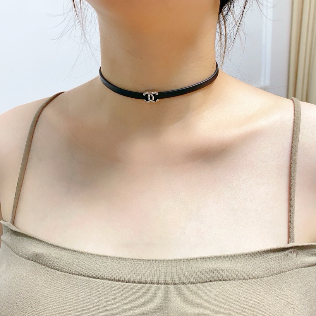 NO:642015,Chanel Chanel's latest double C leather clavicle collar necklace is super personalized and very versatile. The overall details are very surprising and full of design. It not only brings out personal confidence and taste, the style is elegant and fashionable, highlighting the French elegance. The meticulous details make it more attractive to wear. Boutique jewelry, chanel, chanel, necklace19860909香奈儿Chanel最新款双C皮革锁骨项圈项链皮质超个性,百搭款特别特别赞,整体细节非常令人惊喜,设计感十足,不仅带出个人自信及品味,款式典雅而时尚,突显法式高雅气息,加上一丝不苟的细节,使得佩戴起来更具吸引力,饰品精品,chanel,chanel,necklace,Jewelry