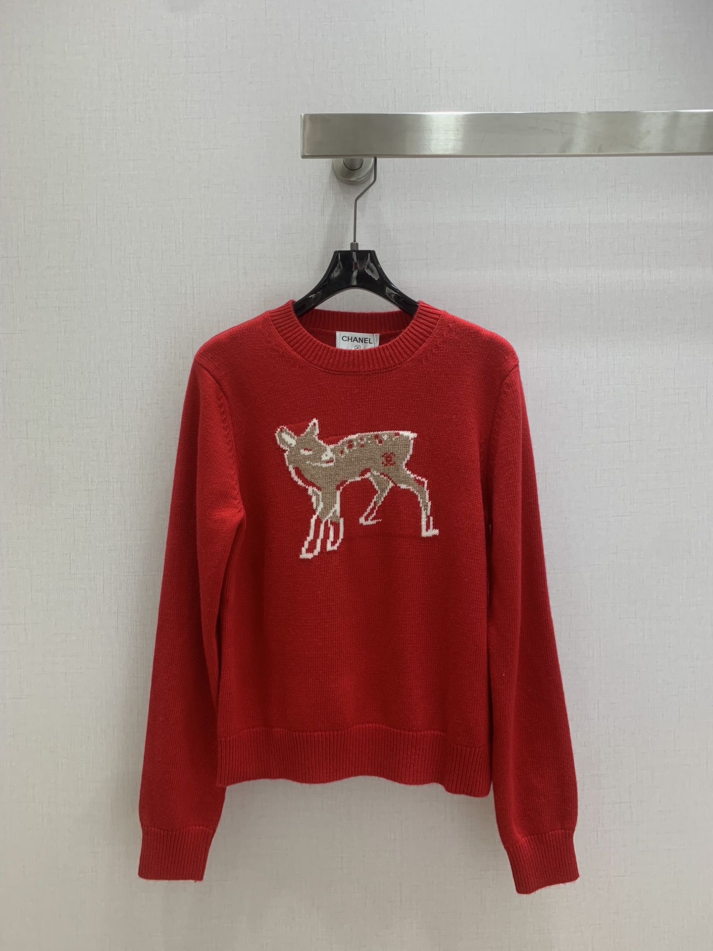 NO:627427,Highly recommended CHA* 2025 new autumn and winter knitted deer round neck long-sleeved top. Rich and white. The soft fabric is close to the skin and does not irritate the skin. It is warm and elegant in autumn and winter!  The classic deer element and contrasting colors are eye-catching and recognizable!  One color SML code high quality ABC,,alexander wang19860909强烈推荐 CHA*2025秋冬新款 针织小鹿圆领长袖上衣 浓郁显白 软质面料贴肤不扎秋冬穿温暖又抬气质！经典小鹿元素撞色醒目又有辨识度！一个色 SML码 高品质ABC,,alexander wang,Women's clothing