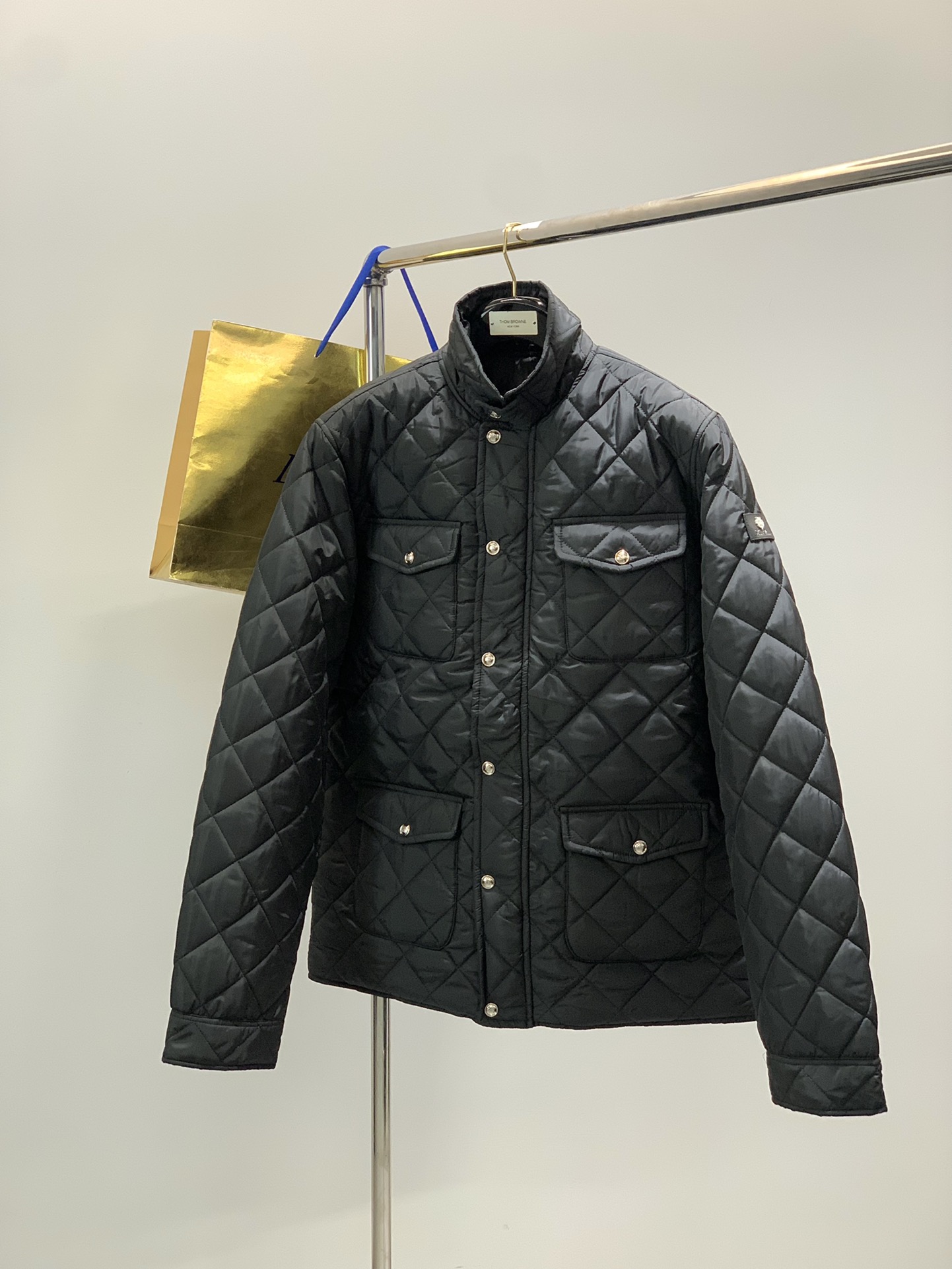 NO:643908,, LP (Loro Piana), the latest winter product, available at counters simultaneously, original goods, fashionable and casual cotton jacket, made of imported original fabrics, top-grade rubber printing technology, letter pattern decoration logo, original hardware accessories decoration, extremely high grade, comfortable and versatile, and the upper body is very handsome!  3 colors recommended, sizes M-3XL,,loro piana,loro piana,jackets & coats,alexander wang19860909,LP(Loro Piana ),冬季最新品,专柜同步有售,原单狠货,时尚休闲棉服外套,采用进口原版面料,顶级印胶工艺字母图案装饰logo,原版五金辅料装饰,档次极高,舒适百搭,上身帅气十足！3色推荐,码数M-3XL,,loro piana,loro piana,jackets & coats,alexander wang,Men's clothing