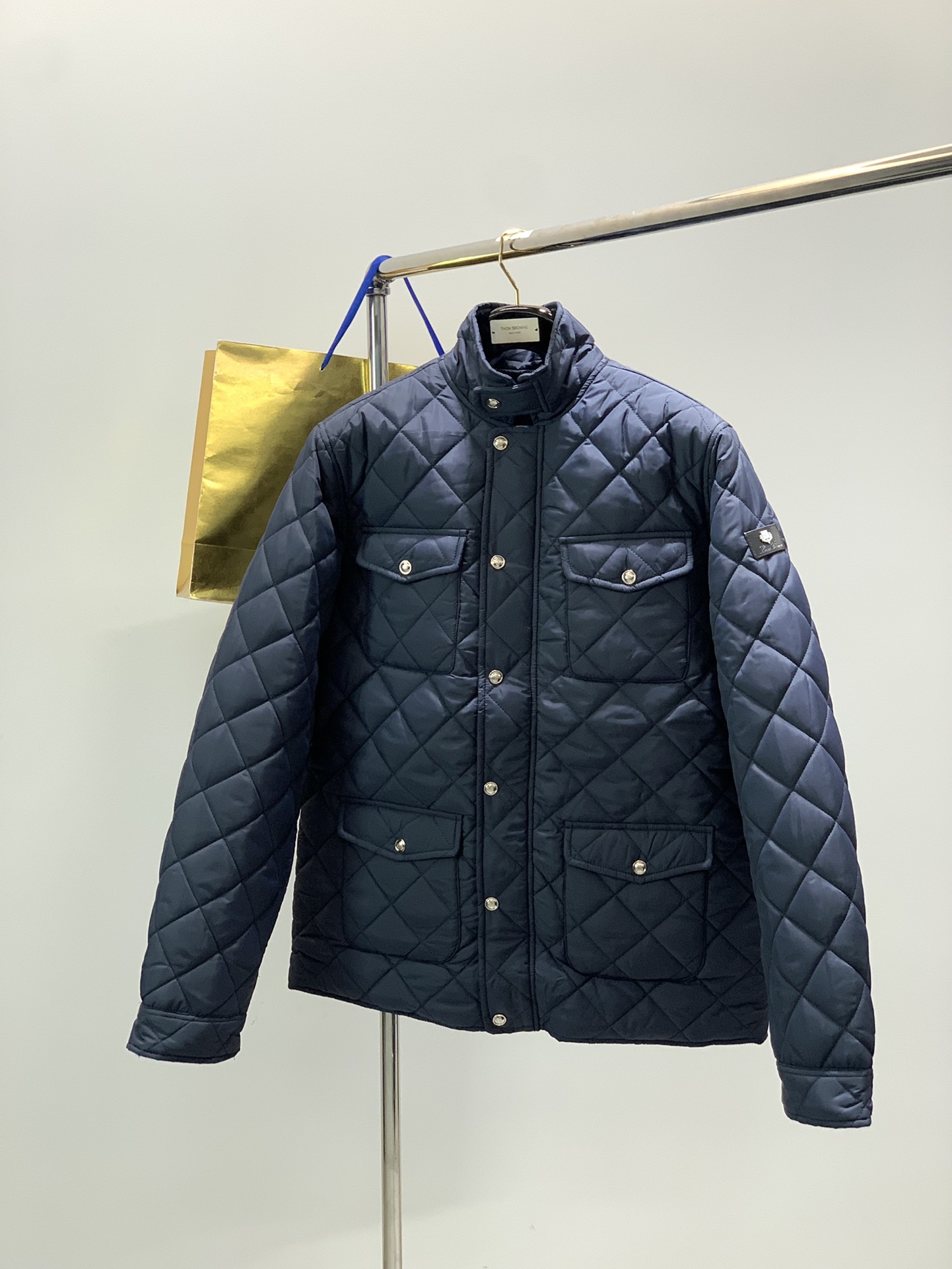 NO:643909,, LP (Loro Piana), the latest winter product, available at counters simultaneously, original goods, fashionable and casual cotton jacket, made of imported original fabrics, top-grade rubber printing technology, letter pattern decoration logo, original hardware accessories decoration, extremely high grade, comfortable and versatile, and the upper body is very handsome!  3 colors recommended, sizes M-3XL,,loro piana,loro piana,jackets & coats,alexander wang19860909,LP(Loro Piana ),冬季最新品,专柜同步有售,原单狠货,时尚休闲棉服外套,采用进口原版面料,顶级印胶工艺字母图案装饰logo,原版五金辅料装饰,档次极高,舒适百搭,上身帅气十足！3色推荐,码数M-3XL,,loro piana,loro piana,jackets & coats,alexander wang,Men's clothing