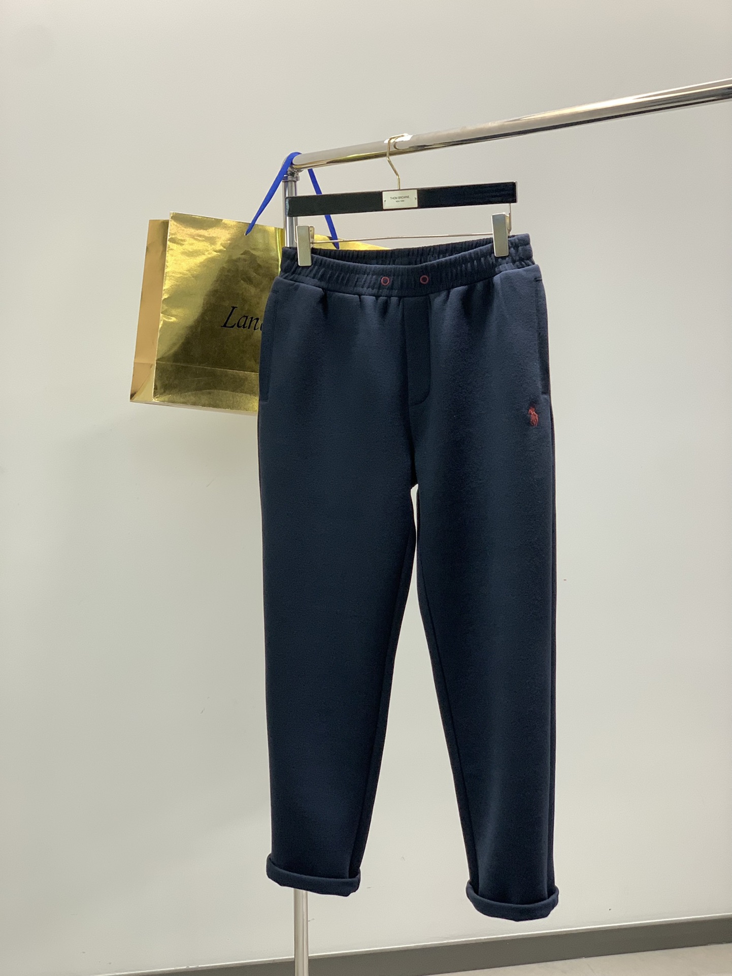 NO:643933,Clothes, trousers, Ralph Lauren, new autumn and winter products, fashionable casual suits, made of imported original fabrics, exquisite embroidery letter patterns decorated with logos, original hardware accessories, simple yet fashionable, extremely high-grade, comfortable and versatile, and the upper body is handsome and stylish!  2 colors recommended, size M-3XL, loro piana, alexander wang19860909衣服,裤子,Ralph Lauren 拉夫劳伦,秋冬新品,时尚休闲套装,采用进口原版面料,精致刺绣工艺字母图案装饰logo,原版五金辅料装饰,简单而不失时尚,档次极高,舒适百搭,上身帅气有型！2色推荐,码数M-3XL,,loro piana,alexander wang,Men's clothing