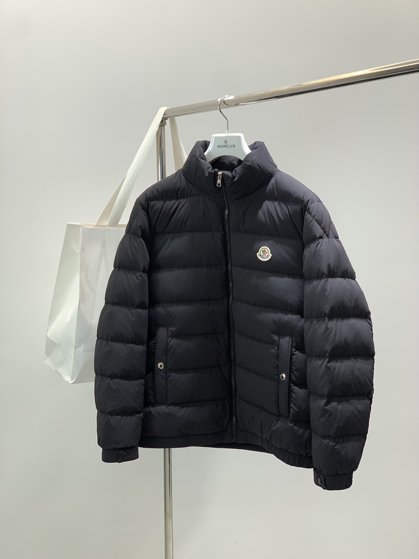 NO:643906,, Moncler muzzle, the latest winter products, available at counters simultaneously, original order, fashionable and casual down jacket, comfortable for the upper body!  Eye-catching and bright, it uses imported original fabrics, top-notch embroidered letter pattern logo, and original hardware accessories. It is simple yet fashionable. The upper body is fashionable and handsome. Size M-3XL, Moncler, down jacket, alexander wang19860909,Moncler 蒙口,冬季最新品,专柜同步有售,原单狠货,时尚休闲羽绒服,上身舒适！吸睛而有亮点,采用进口原版面料,顶级刺绣工艺字母图案logo,原版五金辅料装饰,简单而不失时尚,上身时尚帅气,码数M-3XL,,Moncler,down jacket,alexander wang,Men's clothing