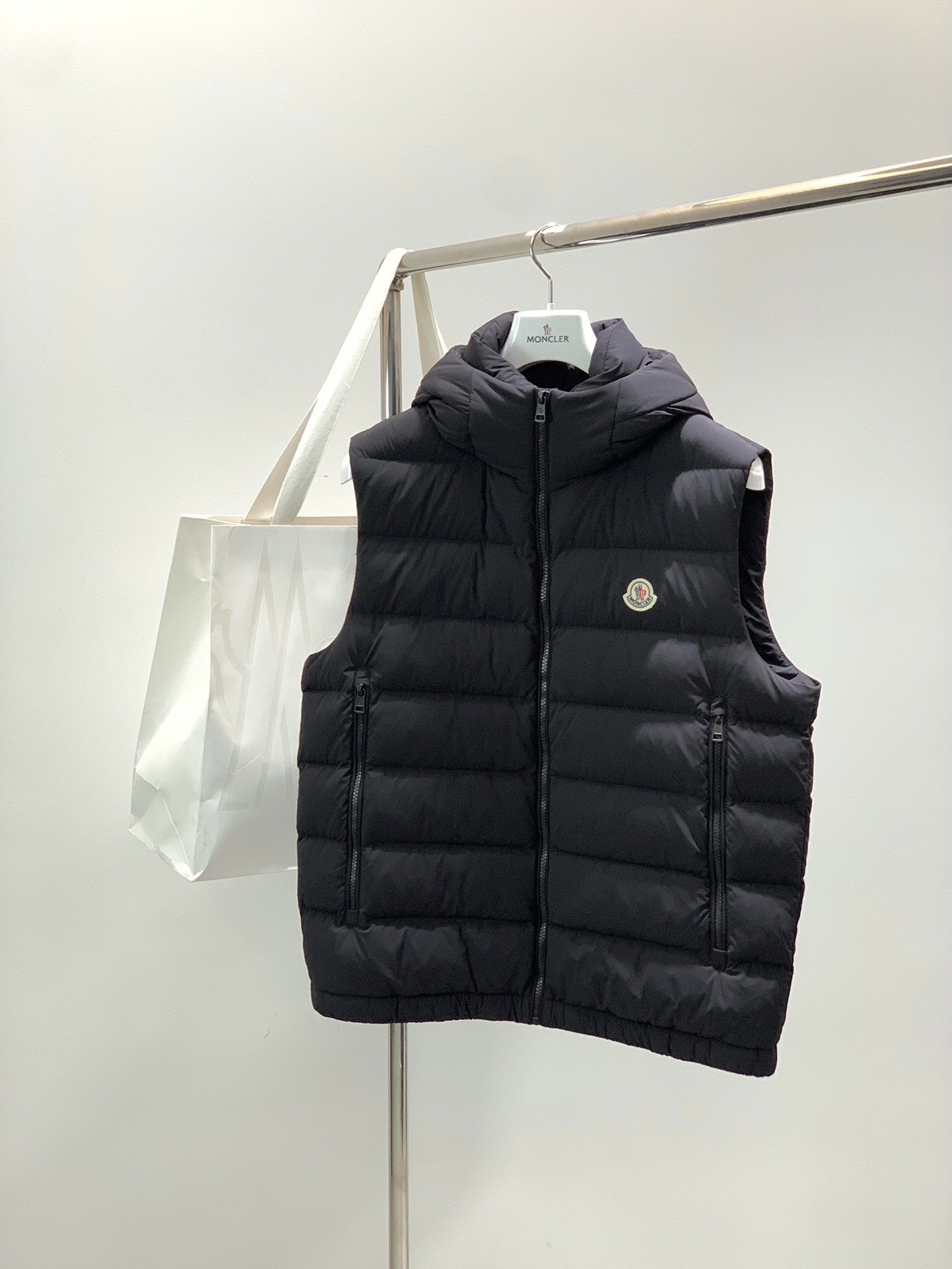 NO:643915,, Moncler muzzle, the latest winter product, available at counters simultaneously, original order, fashionable and casual hooded down vest, comfortable for the upper body!  Eye-catching and bright, it uses imported original fabrics, top-notch embroidered letter pattern logo, and original hardware accessories. It is simple yet stylish, and the upper body is fashionable and handsome. Size M-3XL, Moncler, down jacket, hats, alexander wang19860909,Moncler 蒙口,冬季最新品,专柜同步有售,原单狠货,时尚休闲连帽羽绒马甲,上身舒适！吸睛而有亮点,采用进口原版面料,顶级刺绣工艺字母图案logo,原版五金辅料装饰,简单而不失时尚,上身时尚帅气,码数M-3XL,,Moncler,down jacket,hats,alexander wang,Men's clothing