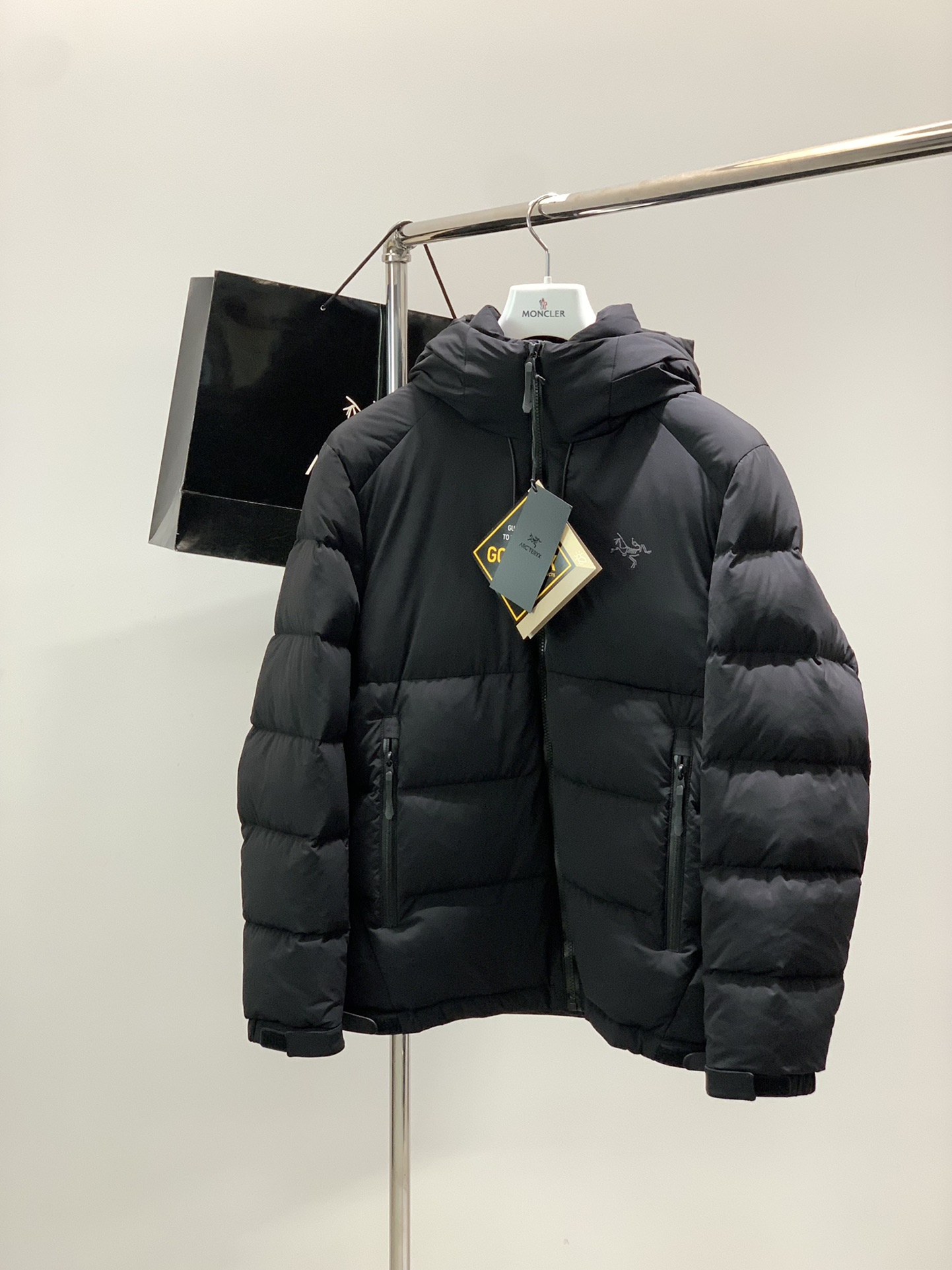 NO:643918,, ARCTERYX Arc'teryx, new winter AW product, fashionable and casual hooded down jacket, available at counters simultaneously, original goods, imported original fabrics, extremely complex craftsmanship, visually very elegant and fashionable, noble and elegant, from the main fabric to the detailed craftsmanship, showing the ingenuity of fashion, code size M-3XL, arc'teryx, jackets & coats, down jacket, hats, alexander wang19860909,ARCTERYX 始祖鸟,冬季AW新品,时尚休闲连帽羽绒外套,专柜同步有售,原单狠货,进口原版面料,工艺极度复杂,视觉相当雅致时髦,高贵而优雅,从主体面料到细节工艺,彰显时装的匠心所在,码数M-3XL,arc'teryx,jackets & coats,down jacket,hats,alexander wang,Men's clothing