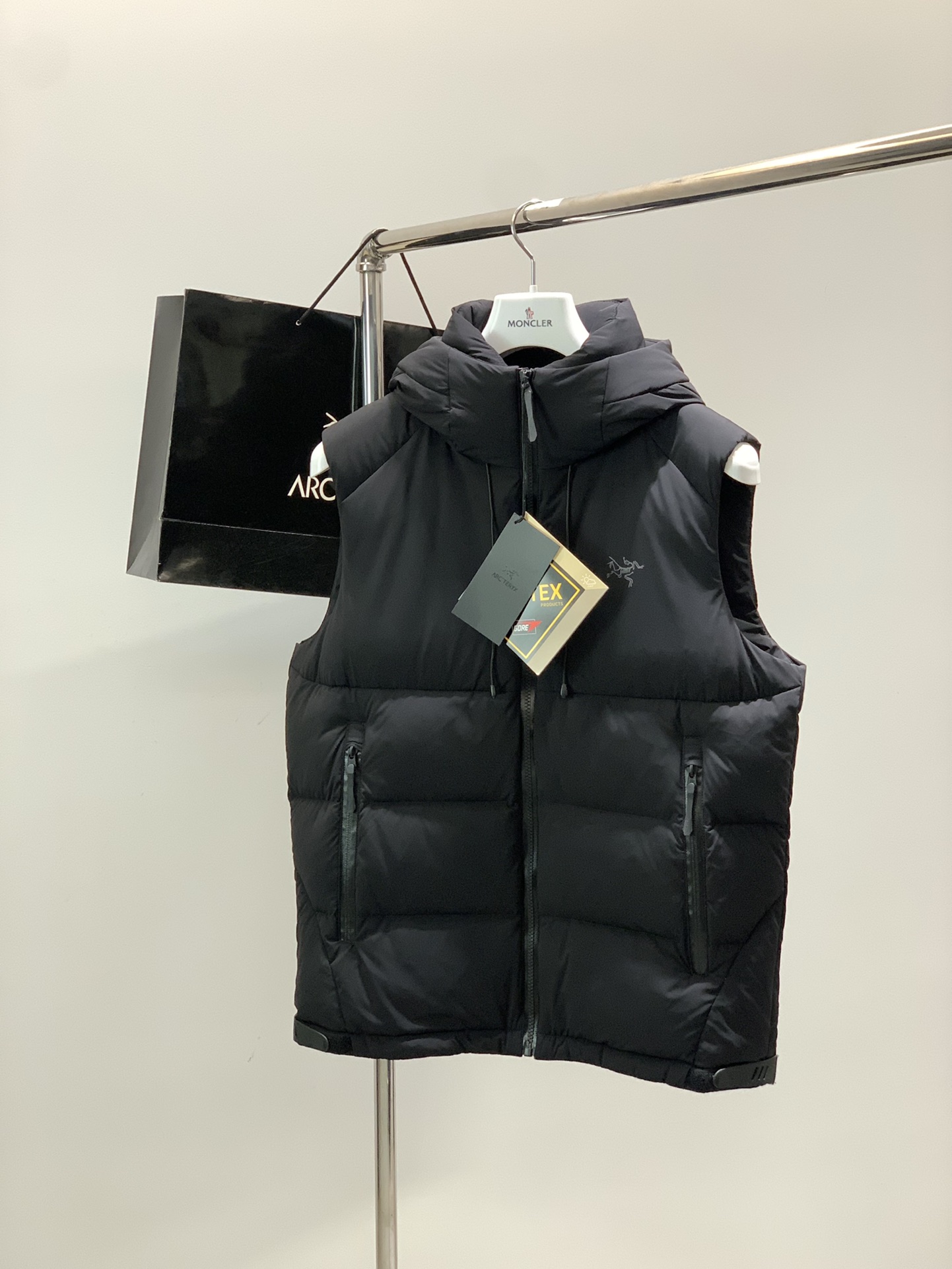 NO:643921,, ARCTERYX Arc'teryx, new winter AW product, fashionable and casual hooded down vest, available at counters simultaneously, original goods, imported original fabrics, extremely complex craftsmanship, visually very elegant and fashionable, noble and elegant, from the main fabric to the detailed craftsmanship, highlighting the ingenuity of fashion, code size M-3XL, arc'teryx, down jacket, hats, alexander wang19860909,ARCTERYX 始祖鸟,冬季AW新品,时尚休闲连帽羽绒马甲,专柜同步有售,原单狠货,进口原版面料,工艺极度复杂,视觉相当雅致时髦,高贵而优雅,从主体面料到细节工艺,彰显时装的匠心所在,码数M-3XL,arc'teryx,down jacket,hats,alexander wang,Men's clothing