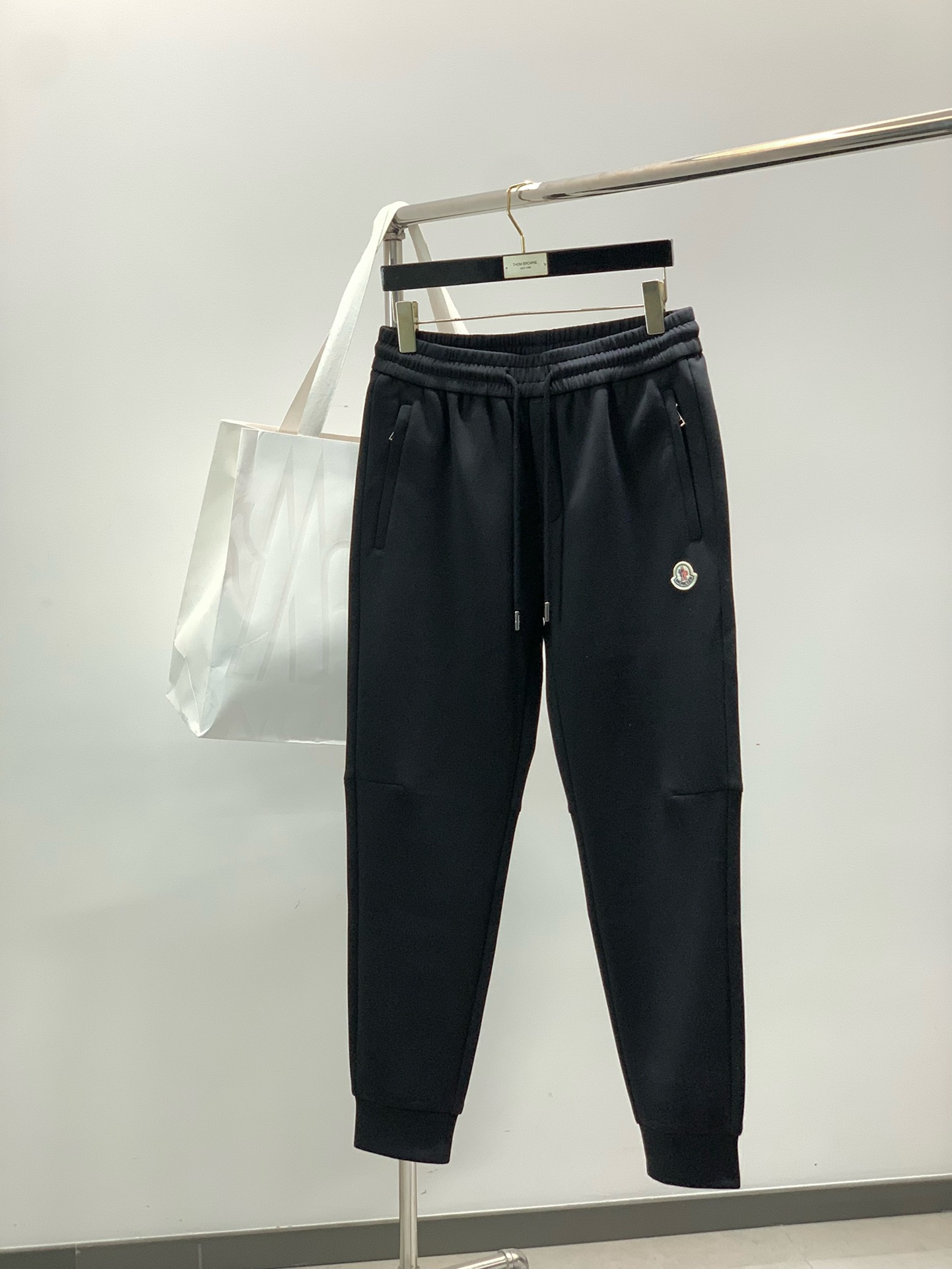 NO:643898,,Moncler muzzle, the latest autumn and winter products, available at the counter simultaneously, original goods, fashionable casual pants, using imported original fabrics, top embroidery technology letter pattern logo, original hardware accessories decoration, simple yet fashionable, fashionable and handsome upper body, size M-4XL,,Moncler,alexander wang19860909,Moncler 蒙口,秋冬最新品,专柜同步有售,原单狠货,时尚休闲裤,采用进口原版面料,顶级刺绣工艺字母图案logo,原版五金辅料装饰,简单而不失时尚,上身时尚帅气,码数M-4XL,,Moncler,alexander wang,Men's clothing