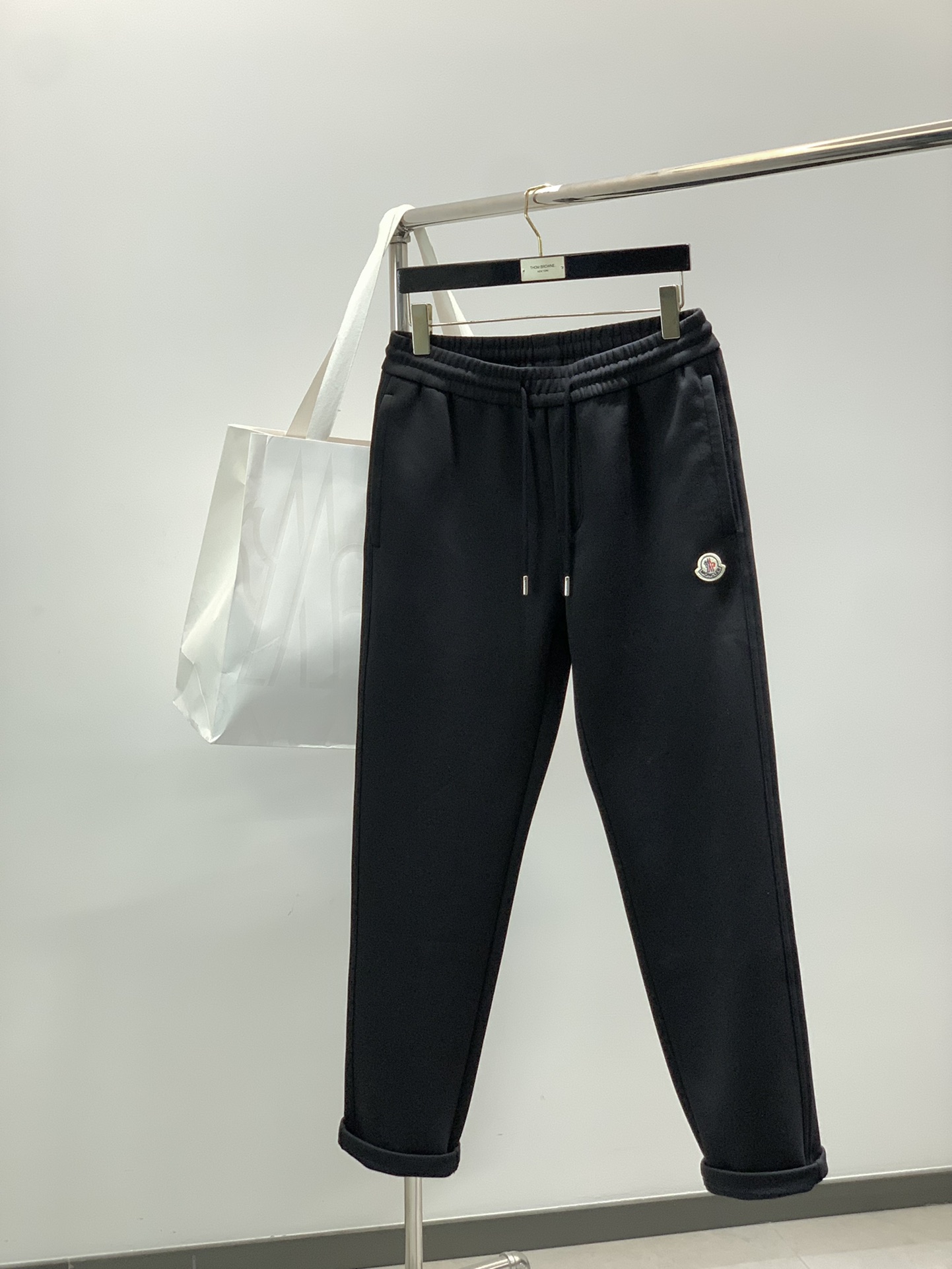 NO:643924,,Moncler muzzle, the latest autumn and winter products, available at the counter simultaneously, original goods, fashionable casual pants, using imported original fabrics, top embroidery technology letter pattern logo, original hardware accessories decoration, simple yet fashionable, fashionable and handsome upper body, size M-4XL,,Moncler,alexander wang19860909,Moncler 蒙口,秋冬最新品,专柜同步有售,原单狠货,时尚休闲裤,采用进口原版面料,顶级刺绣工艺字母图案logo,原版五金辅料装饰,简单而不失时尚,上身时尚帅气,码数M-4XL,,Moncler,alexander wang,Men's clothing