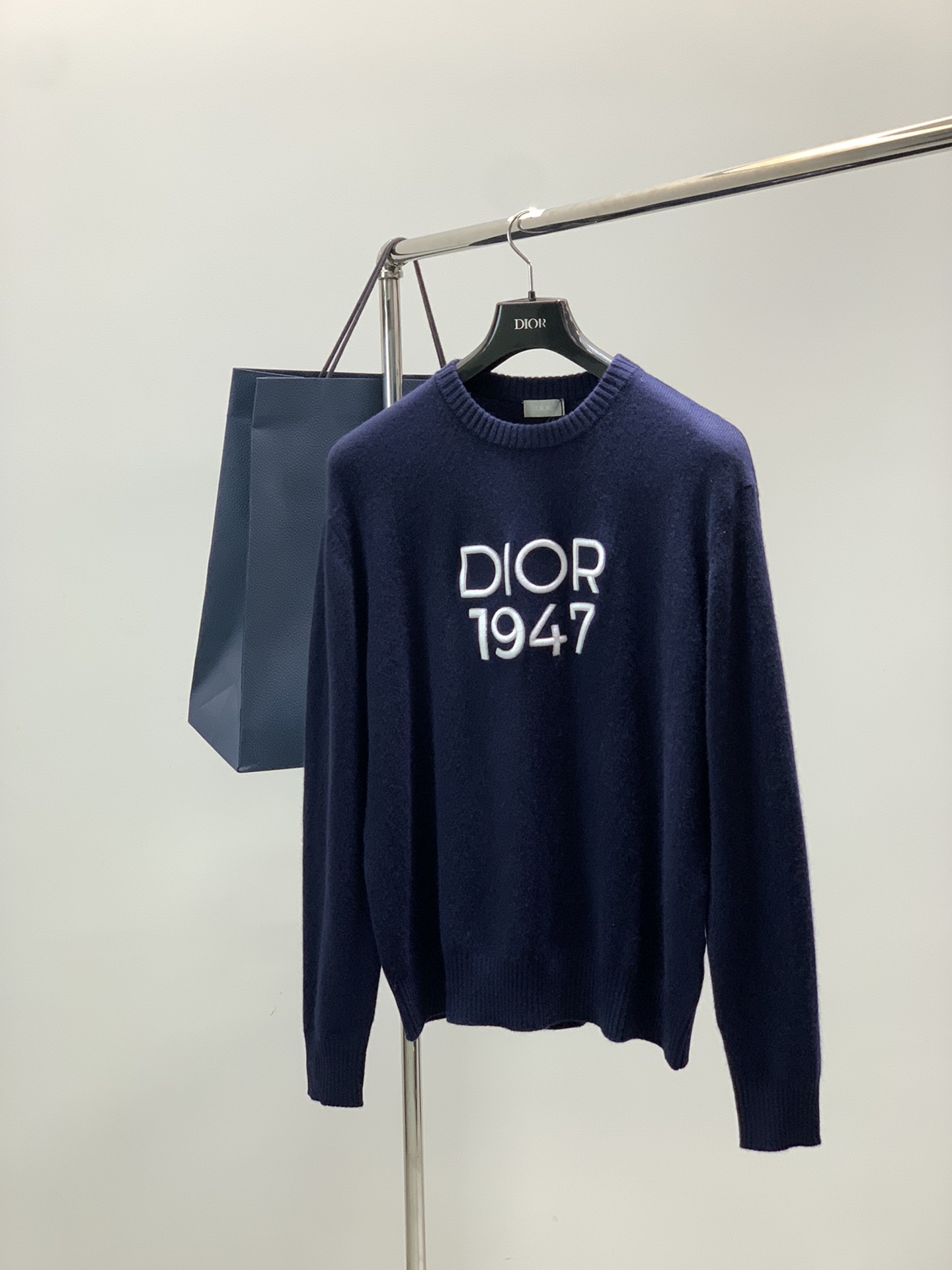 NO:624073,, Dior, 2025 autumn and winter new products, available at counters at the same time, simple, fashionable and casual round neck long-sleeved knitted sweater, original imported fabric, comfortable and breathable, top embroidery technology letter pattern logo, extremely high grade, unique design, fashionable and handsome upper body!  2 colors recommended, size S-XL SizeSMLXL, length 66676971, bust 112114116120, shoulder width 50515254, sleeve length 63.5656668,, dior, dior, sweaters, alexander wang19860909,Dior 迪奥, 2025秋冬新品,专柜同步有售,简约时尚休闲圆领长袖针织毛衣,原版进口面料,舒适透气,顶级刺绣工艺字母图案logo,档次极高,独特设计,上身时尚帅气！2色推荐,码数S-XL SizeSMLXL 衣长66676971 胸围112114116120 肩宽50515254 袖长63.5656668,,dior,dior,sweaters,alexander wang,Men's clothing