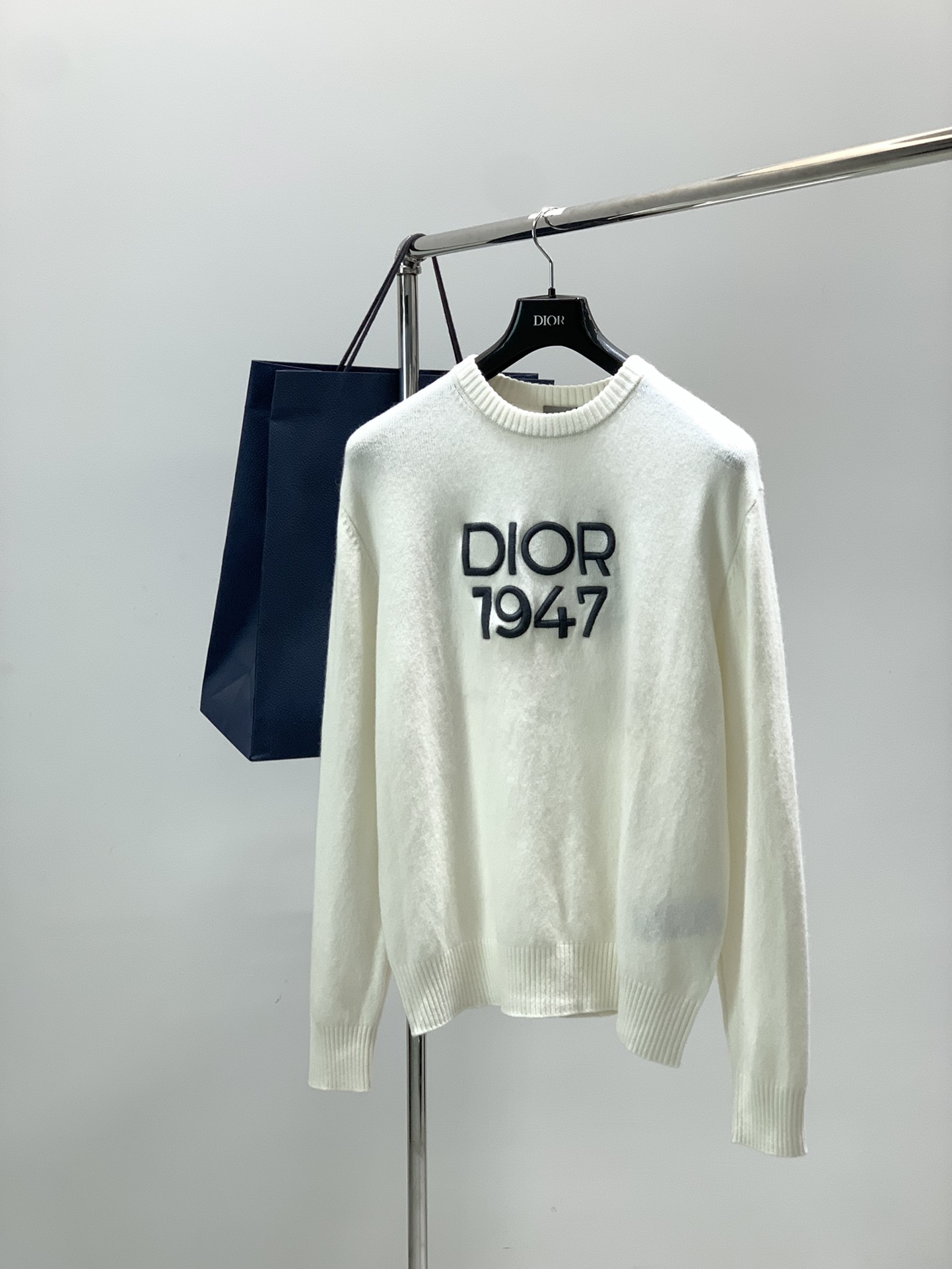 NO:624068,, Dior, 2025 autumn and winter new products, available at counters at the same time, simple, fashionable and casual round neck long-sleeved knitted sweater, original imported fabric, comfortable and breathable, top embroidery technology letter pattern logo, extremely high grade, unique design, fashionable and handsome upper body!  2 colors recommended, size S-XL, dior, dior, sweaters, alexander wang19860909,Dior 迪奥, 2025秋冬新品,专柜同步有售,简约时尚休闲圆领长袖针织毛衣,原版进口面料,舒适透气,顶级刺绣工艺字母图案logo,档次极高,独特设计,上身时尚帅气！2色推荐,码数S-XL,,dior,dior,sweaters,alexander wang,Men's clothing