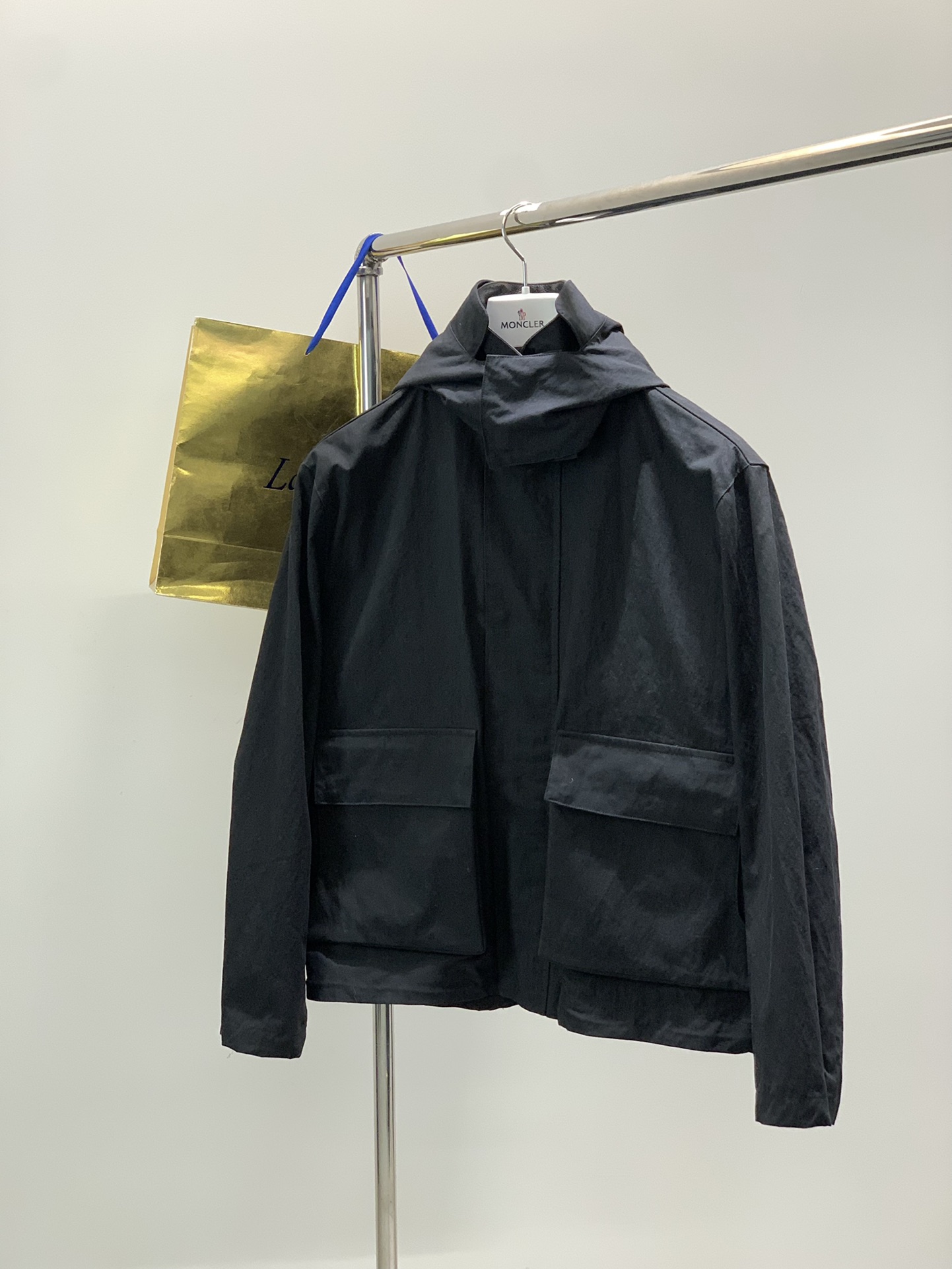 NO:624050,, LP (Loro Piana), the latest autumn 2025 product, available at counters simultaneously, original product, fashionable and casual hooded jacket, made of imported original fabrics, top-notch jacquard craft letter pattern decoration logo, original hardware accessories decoration, extremely high-grade, comfortable and versatile, and the upper body is very handsome!  2 colors recommended, size 46-52 Size46485052 Length 63656769 Bust 124128132136 Shoulder width 50.55253.555 Sleeve length 59606162,,loro piana,loro piana,jackets & coats,hats,alexander wang19860909,LP(Loro Piana ),2025秋季最新品,专柜同步有售,原单狠货,时尚休闲连帽外套,采用进口原版面料,顶级提花工艺字母图案装饰logo,原版五金辅料装饰,档次极高,舒适百搭,上身帅气十足！2色推荐,码数46-52 Size46485052 衣长63656769 胸围124128132136 肩宽50.55253.555 袖长59606162,,loro piana,loro piana,jackets & coats,hats,alexander wang,Men's clothing