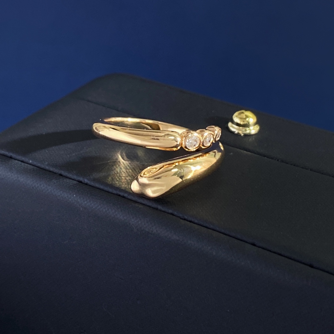 Tiffany & Co. Tiffany蒂芙尼TFN 新款潮流个性snake蛇形尾部镶三颗大小渐变圆钻开口戒指 黄铜材质 金银玫3个色 重约4
