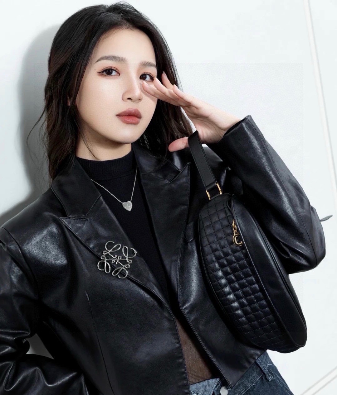 NO:642020,LOEWE's new silver brooch has a perfect sense of luxury. It has a simple sense of lines. It is super high-end when paired with suits and coats. It can be easily matched with bags, clothing and T-shirts. Love it, jewelry boutique, loewe, loewe, tees, t-shirt, business suit, brooch, breastpin19860909LOEWE罗意威新款胸针银色高级感满分 简单的线条感 搭配西装和大衣都超高级 包包衣物T恤都可以简单搭配 爱了爱了,饰品精品,loewe,loewe,tees，t-shirt,business suit,brooch，breastpin,Jewelry