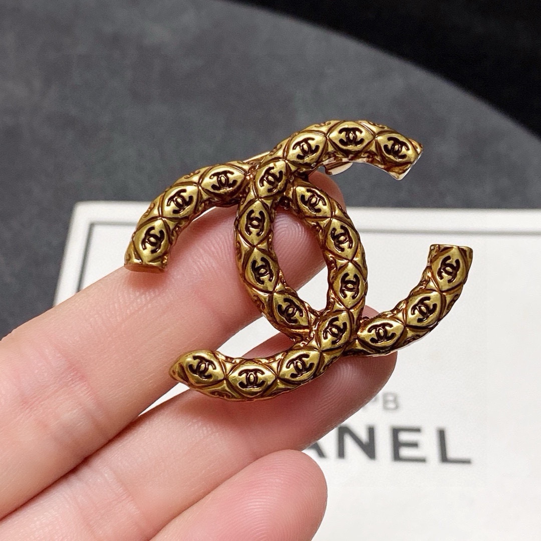 NO:642022,CHANEL Xiaoxiang counter's new second-hand Chanel brooch is the accessory that understands women best. Women who devote all their efforts to being themselves tend to cherish the meaning of the brooch more. Ms. Chanel pinned the brooch on her hat and told the fashionable ladies who imitated her that 'brooches are very practical. They can be pinned on the collar of a suit, on a pocket, on a hat, on a belt or on an evening dress. Boutique jewelry, chanel, chanel, business  suit, brooch, breastpin, hats19860909CHANEL小香 专柜新款中古香奈儿胸针,是最懂女人的饰物.那些倾注了全部心血去做自己的女人,往往更珍惜胸针的意义.香奈儿女士把胸针别在帽子上,并告诉那些模仿她的时髦女士们[胸针可是非常实用,它可以别在西装领上、口袋上、帽子上、腰带上或者是晚礼服上,饰品精品,chanel,chanel,business suit,brooch，breastpin,hats,Jewelry