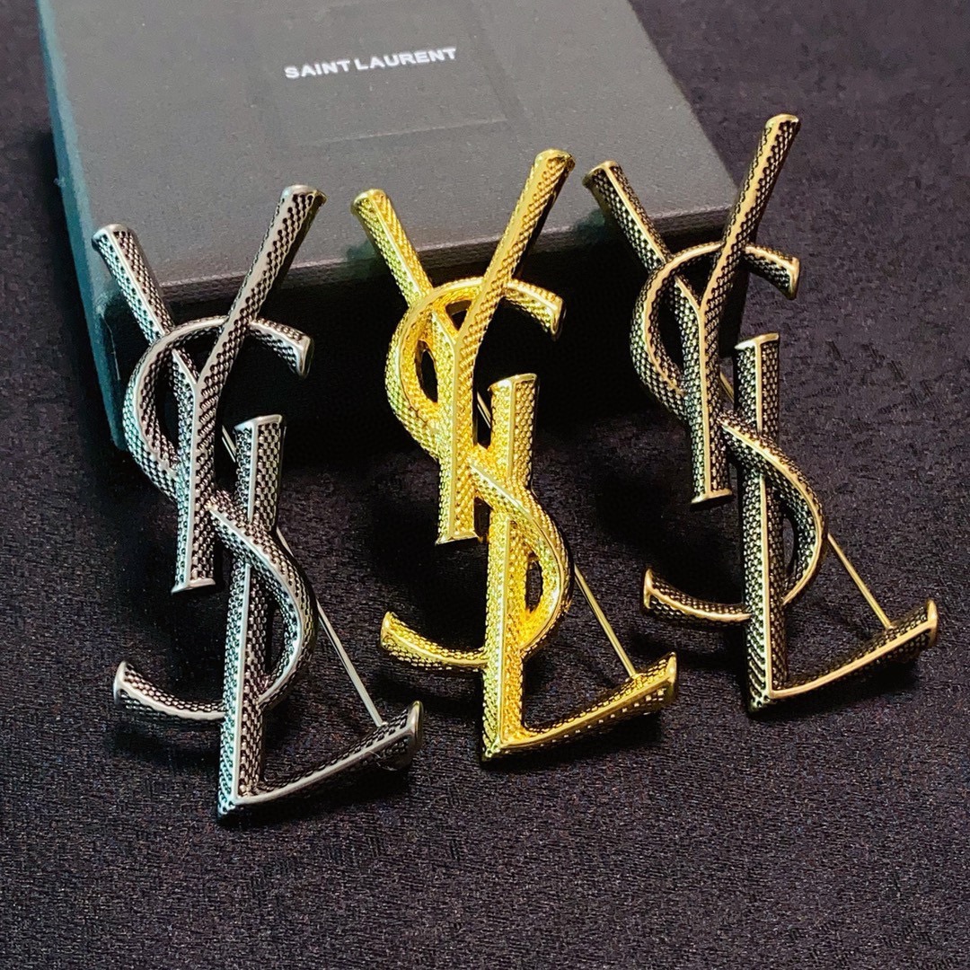 NO:642023,The new high-version vintage silver, gold and vintage gold brooches at the YSL Yves Saint Laurent counter are the accessories that know women best. Those women who devote all their efforts to being themselves tend to cherish the meaning of brooches more. Ms. Yves Saint Laurent pinned the brooch on her hat and told the fashionable ladies who imitated her [Broches are very practical. They can be pinned on suit collars, pockets, hats, belts or evening dresses. Boutique jewelry, saint laurent, saint laurent, business  suit, brooch, breastpin, gold, hats19860909YSL圣罗兰专柜新款高版本复古银、黄金色、复古金胸针,是最懂女人的饰物.那些倾注了全部心血去做自己的女人,往往更珍惜胸针的意义.圣罗兰女士把胸针别在帽子上,并告诉那些模仿她的时髦女士们[胸针可是非常实用,它可以别在西装领上、口袋上、帽子上、腰带上或者是晚礼服上,饰品精品,saint laurent,saint laurent,business suit,brooch，breastpin,gold,hats,Jewelry