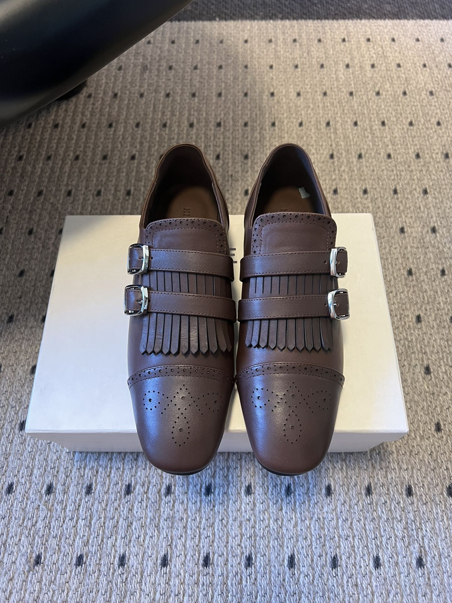 NO:649536,Hidem*25ss retro baroque style flat leather shoes are decorated with brogue carvings and tassels, with a retro British/yuppie texture; the double belt buckle design not only adds a layer of styling, but also slightly adjusts the tightness of the shoe body. The upper is made of fine genuine leather, with fine workmanship, and regular details of carvings and tassels. The shoe shape is casual leather shoes, which are more comfortable than formal shoes; the colors are versatile and can be adapted to various styles such as casual wear and light formal wear.  Sheepskin upper, sheepskin lining, rubber outsole, increased by 2.5cm, size 35-41 (customized sizes 40 and 41 are non-returnable), leather shoes, flats, sheepskin19860909Hidem*25ss复古巴洛克风平底鞋皮鞋 用了布洛克雕花+流苏装饰,自带复古英伦/雅痞质感；双皮带扣设计,既增加造型层次,也能轻微调节鞋身松紧. 鞋面是细腻真皮,做工精细,雕花、流苏的细节处理规整.鞋型偏休闲皮鞋,比正装鞋更舒适；颜色百搭,能适配休闲装、轻正装等多种风格. 鞋面羊皮 内里羊皮 大底橡胶大底 增高2.5cm size35-41码（40、41码定制不退换）,皮鞋,flats,sheepskin,Women's Shoes