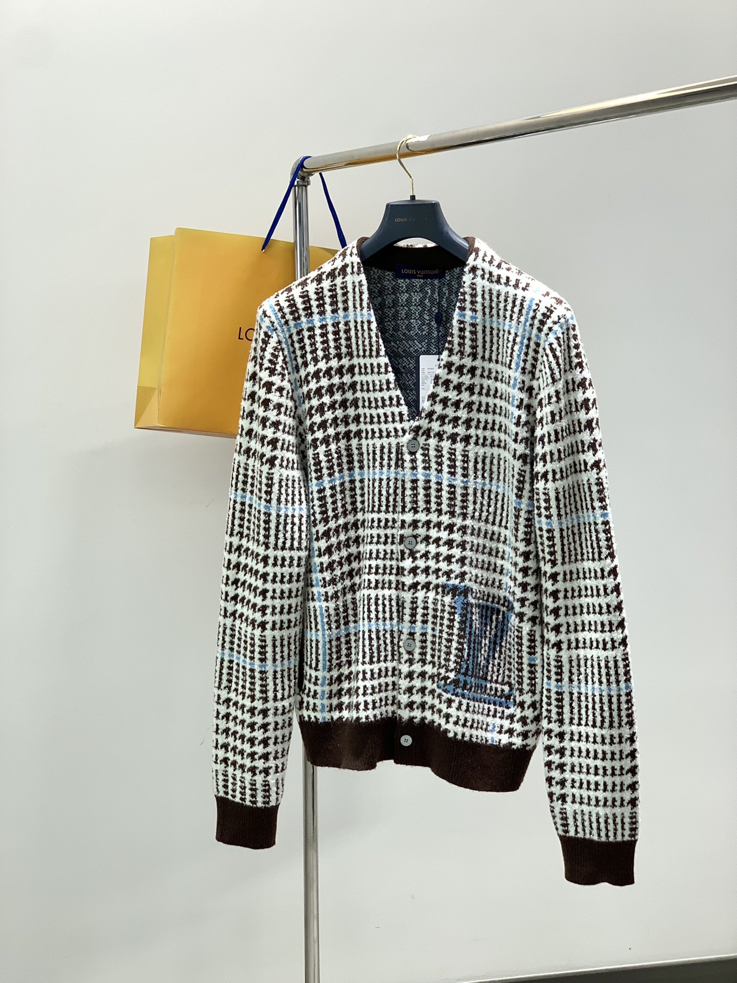 NO:624077,, LouisVuitton Louis Vuitton, the latest model for autumn 2025, available at counters at the same time, original order, fashionable and casual knitted cardigan sweater, the upper body is very unique!  Eye-catching and bright, imported original fabrics, top knitting craftsmanship letter pattern decoration Logo, original hardware accessories decoration, simple yet stylish, classic atmosphere, comfortable and breathable, handsome and stylish upper body, size S-XL size, length of chest, width of shoulders, length of sleeves S661104467 M681144568 L701184669 XL721224770,, louis vuitton, louis  vuitton,sweaters,alexander wang19860909,LouisVuitton 路易威登,2025秋季最新款,专柜同步有售,原单狠货,时尚休闲针织开衫毛衣,上身很有特点！吸睛而有亮点,进口原版面料,顶级针织工艺字母图案装饰Logo,原版五金辅料装饰,简单而不失时尚,经典大气,舒适透气,上身帅气有型,码数S-XL 码数衣长胸围肩宽袖长 S661104467 M681144568 L701184669 XL721224770,,louis vuitton,louis vuitton,sweaters,alexander wang,Men's clothing