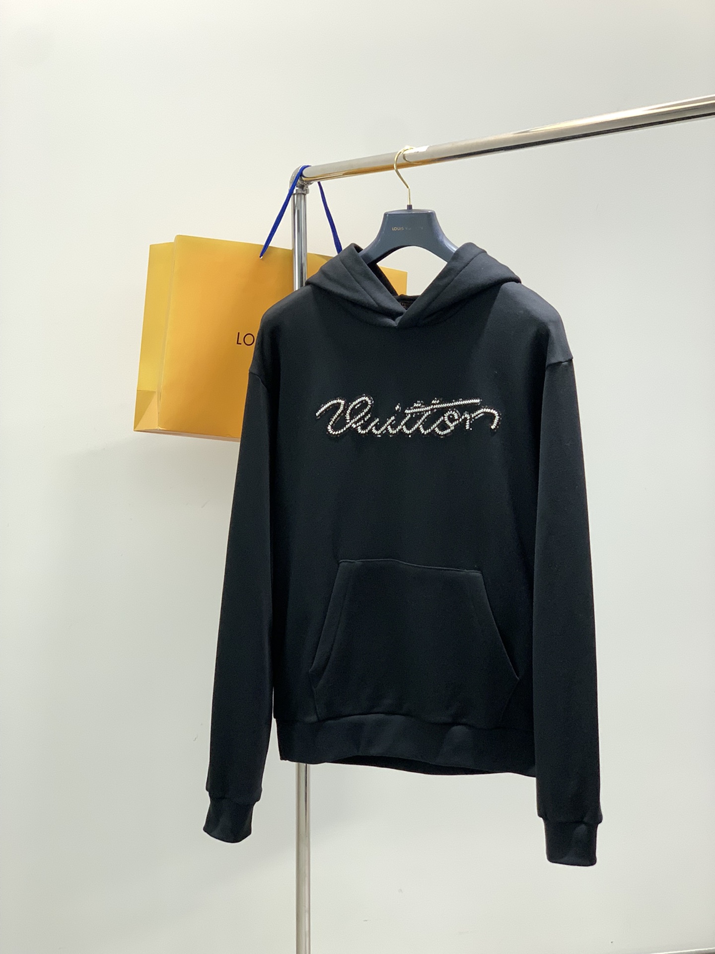 NO:624067,, Louis Vuitton, the latest model for autumn and winter 2025, available at counters at the same time, original order, fashionable and casual hooded sweatshirt, the upper body is very unique!  Eye-catching and bright, imported original fabrics, top-notch bead embroidery letter pattern decoration logo, original hardware accessories decoration, simple yet fashionable, classic atmosphere, comfortable and breathable, handsome and stylish upper body, size S-XL size SML  vuitton,hoodie,sweatshirts,hats,alexander wang19860909,LouisVuitton 路易威登,2025秋冬最新款,专柜同步有售,原单狠货,时尚休闲连帽卫衣,上身很有特点！吸睛而有亮点,进口原版面料,顶级珠绣工艺字母图案装饰Logo,原版五金辅料装饰,简单而不失时尚,经典大气,舒适透气,上身帅气有型,码数S-XL 尺码SMLXL 衣长70717273 胸围54565860 肩宽52545658 袖长64656667,,louis vuitton,louis vuitton,hoodie,sweatshirts,hats,alexander wang,Men's clothing