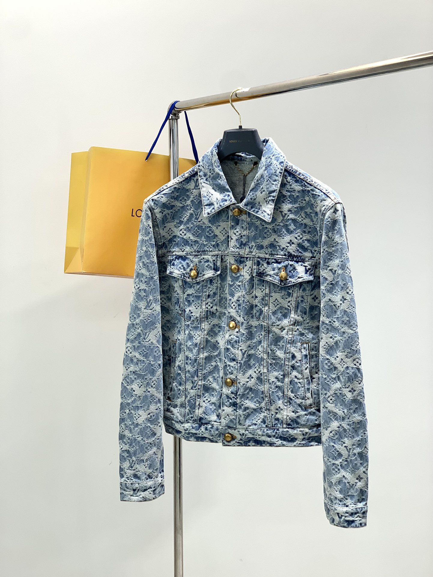 NO:624075,Clothes, pants, Louis Vuitton, the latest winter styles, available at counters simultaneously, original orders, fashionable and casual denim suits, the upper body is very unique!  Eye-catching and bright, imported original fabrics, top-notch printing technology letter pattern decoration Logo, original hardware accessories decoration, simple yet fashionable, classic atmosphere, comfortable and breathable, handsome and stylish upper body, code number 46-52, size 46485052, length 60616263, bust 54565860, shoulder width 47484950 ||/ 29303132  Pants length 103104105106 Waist 86909498 Hips 104108112116 /,,louis vuitton,louis vuitton,alexander wang19860909衣服,裤子,LouisVuitton 路易威登,冬季最新款,专柜同步有售,原单狠货,时尚休闲牛仔套装,上身很有特点！吸睛而有亮点,进口原版面料,顶级印花工艺字母图案装饰Logo,原版五金辅料装饰,简单而不失时尚,经典大气,舒适透气,上身帅气有型,码数46-52 尺码46485052 衣长60616263 胸围54565860 肩宽47484950 ||/ 29303132 裤长103104105106 腰围86909498 臀围104108112116  /,,louis vuitton,louis vuitton,alexander wang,Men's clothing