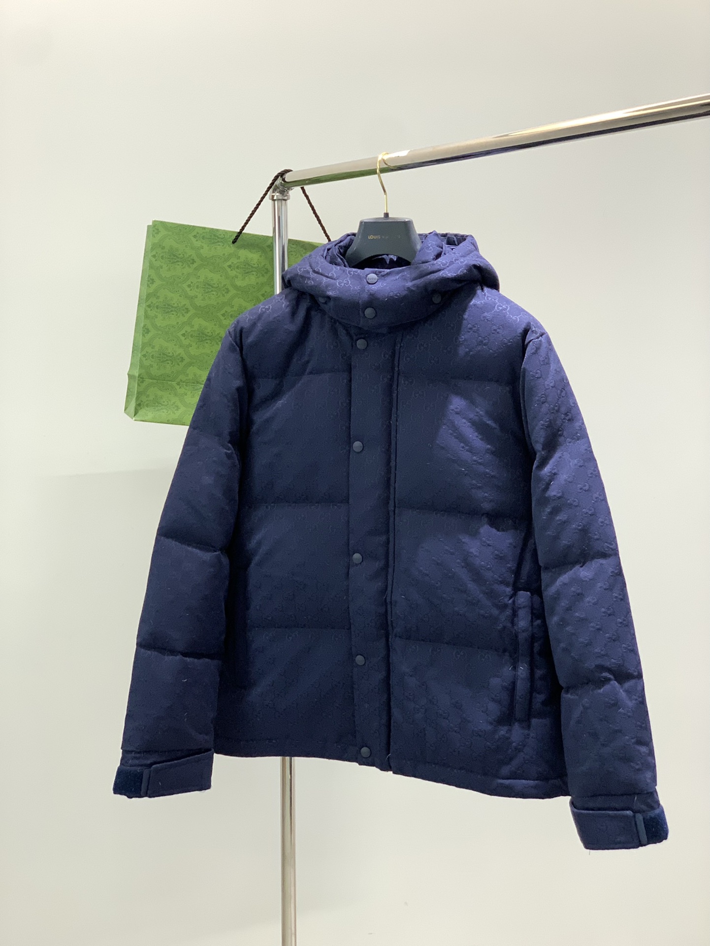 NO:624080,, Gucci Gucci, the latest model for winter 2025, available at counters at the same time, original order, stylish and casual hooded down jacket, the upper body is very unique!  Eye-catching and bright, imported original fabrics, top-quality jacquard crafts letter pattern decoration Logo, original hardware accessories decoration, simple yet fashionable, classic atmosphere, comfortable and breathable, handsome and stylish upper body, size S-XL size SMLXL length 71737577 bust 62646668 shoulder width 48.349.550.751.9  Sleeve length 66676869,,gucci,gucci,jackets & coats,down jacket,hats,alexander wang19860909,Gucci 古驰,2025冬季最新款,专柜同步有售,原单狠货,时尚休闲连帽羽绒外套,上身很有特点！吸睛而有亮点,进口原版面料,顶级提花工艺字母图案装饰Logo,原版五金辅料装饰,简单而不失时尚,经典大气,舒适透气,上身帅气有型,码数S-XL 尺码SMLXL 衣长71737577 胸围62646668 肩宽48.349.550.751.9 袖长66676869,,gucci,gucci,jackets & coats,down jacket,hats,alexander wang,Men's clothing