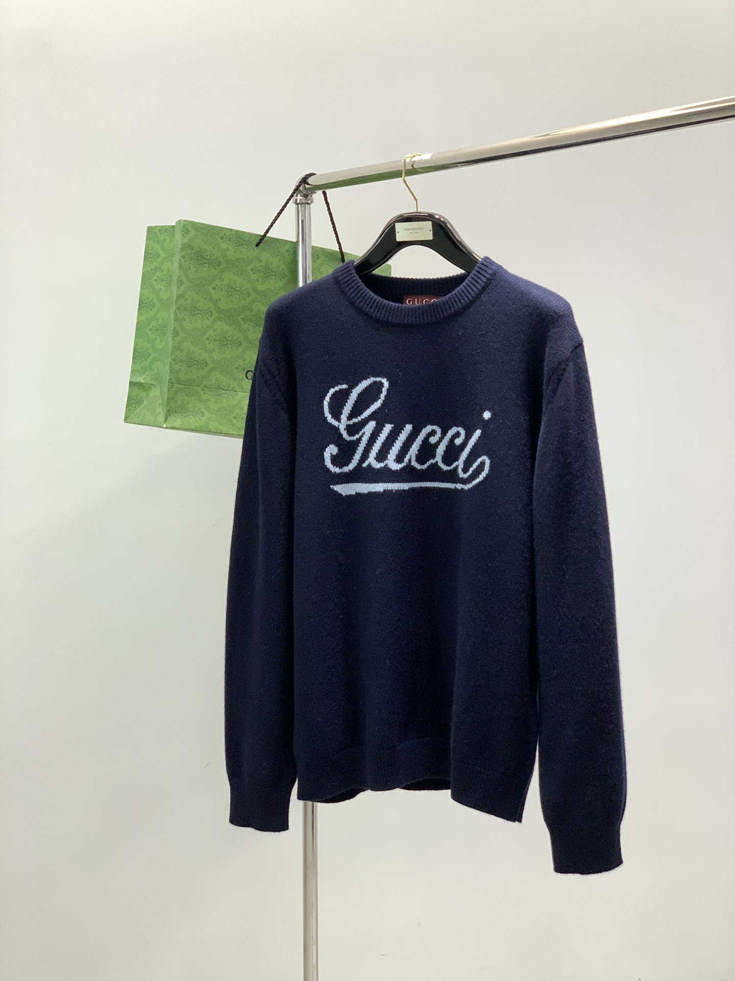 NO:624051,, Gucci Gucci, the latest model for winter 2025, available at counters at the same time, original order, fashionable and casual round neck long-sleeved knitted sweater, the upper body is very unique!  Eye-catching and bright, imported original fabrics, top knitted craftsmanship letter pattern decoration logo, simple yet fashionable, classic atmosphere, comfortable and breathable, handsome and stylish upper body, 2 colors recommended, size S-XL size SMLXL length 68707274 bust 54565860 shoulder width 44464850,, gucci, gucci, sweaters, alexander wang19860909,Gucci 古驰,2025冬季最新款,专柜同步有售,原单狠货,时尚休闲圆领长袖针织毛衣,上身很有特点！吸睛而有亮点,进口原版面料,顶级针织工艺字母图案装饰Logo,简单而不失时尚,经典大气,舒适透气,上身帅气有型,2色推荐,码数S-XL 尺码SMLXL 衣长68707274 胸围54565860 肩宽44464850,,gucci,gucci,sweaters,alexander wang,Men's clothing