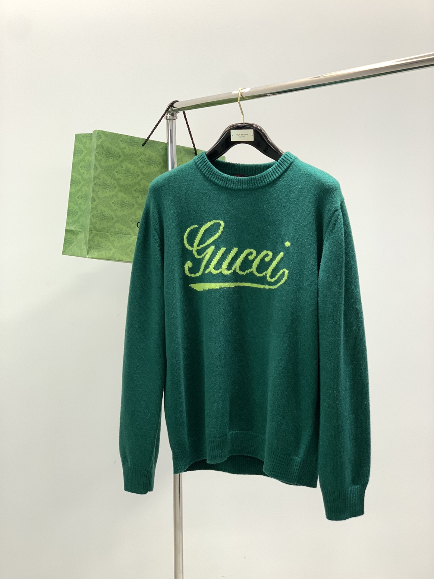 NO:624092,, Gucci Gucci, the latest model for winter 2025, available at counters at the same time, original order, fashionable and casual round neck long-sleeved knitted sweater, the upper body is very unique!  Eye-catching and bright, imported original fabrics, top knitted craftsmanship letter pattern decoration logo, simple yet fashionable, classic atmosphere, comfortable and breathable, handsome and stylish upper body, 2 colors recommended, size S-XL size SMLXL length 68707274 bust 54565860 shoulder width 44464850,, gucci, gucci, sweaters, alexander wang19860909,Gucci 古驰,2025冬季最新款,专柜同步有售,原单狠货,时尚休闲圆领长袖针织毛衣,上身很有特点！吸睛而有亮点,进口原版面料,顶级针织工艺字母图案装饰Logo,简单而不失时尚,经典大气,舒适透气,上身帅气有型,2色推荐,码数S-XL 尺码SMLXL 衣长68707274 胸围54565860 肩宽44464850,,gucci,gucci,sweaters,alexander wang,Men's clothing