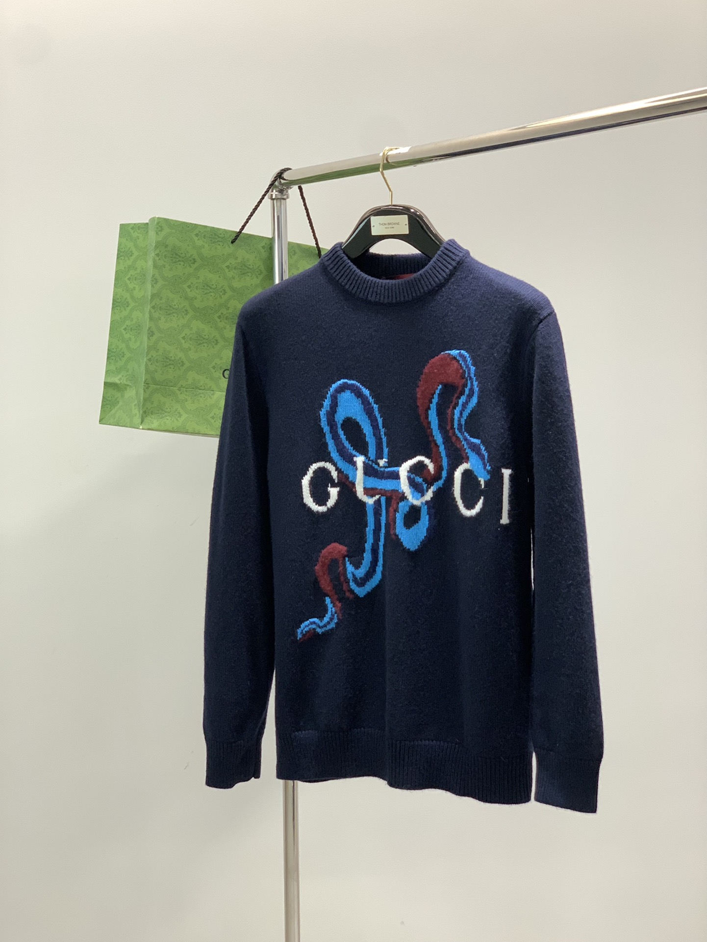 NO:624084,, Gucci Gucci, the latest model for winter 2025, available at counters at the same time, original order, fashionable and casual round neck long-sleeved knitted sweater, the upper body is very unique!  Eye-catching and bright, imported original fabrics, top knitting craftsmanship letter pattern decoration Logo, simple yet fashionable, classic atmosphere, comfortable and breathable, handsome and stylish upper body, size S-XL size SML19860909,Gucci 古驰,2025冬季最新款,专柜同步有售,原单狠货,时尚休闲圆领长袖针织毛衣,上身很有特点！吸睛而有亮点,进口原版面料,顶级针织工艺字母图案装饰Logo,简单而不失时尚,经典大气,舒适透气,上身帅气有型,码数S-XL 尺码SMLXL 衣长68707274 胸围52545658 肩宽44454647 袖长65666768,,gucci,gucci,sweaters,alexander wang,Men's clothing